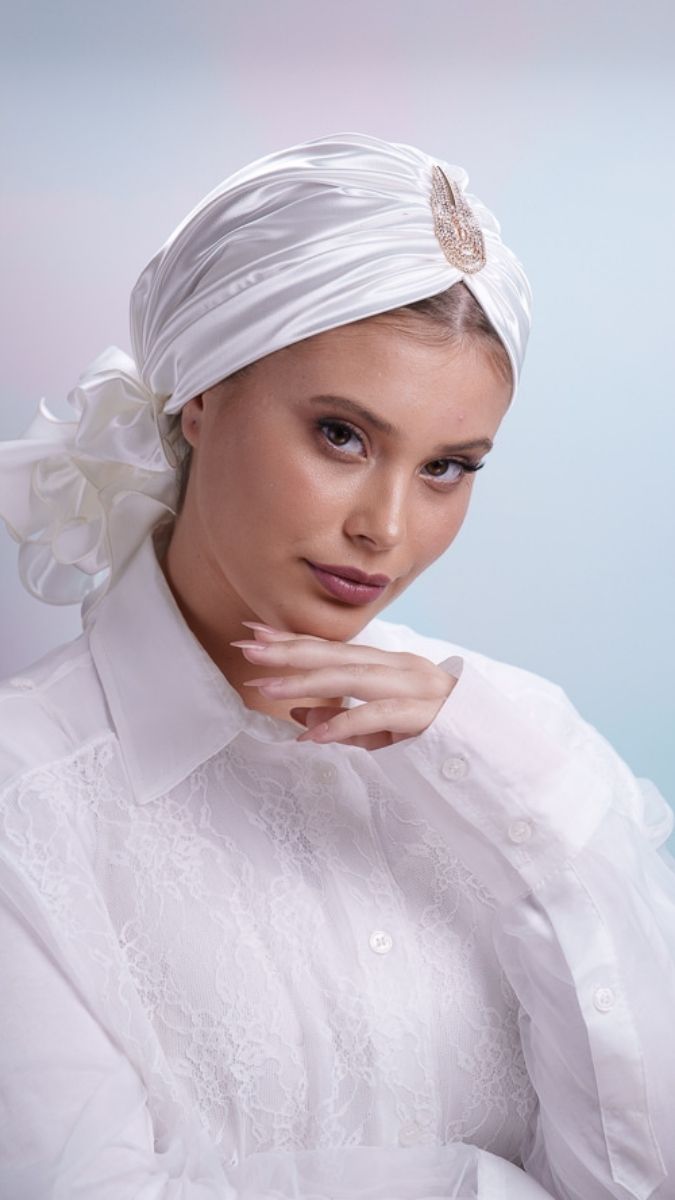 C-Chic סאטן לבן עם תכשיט