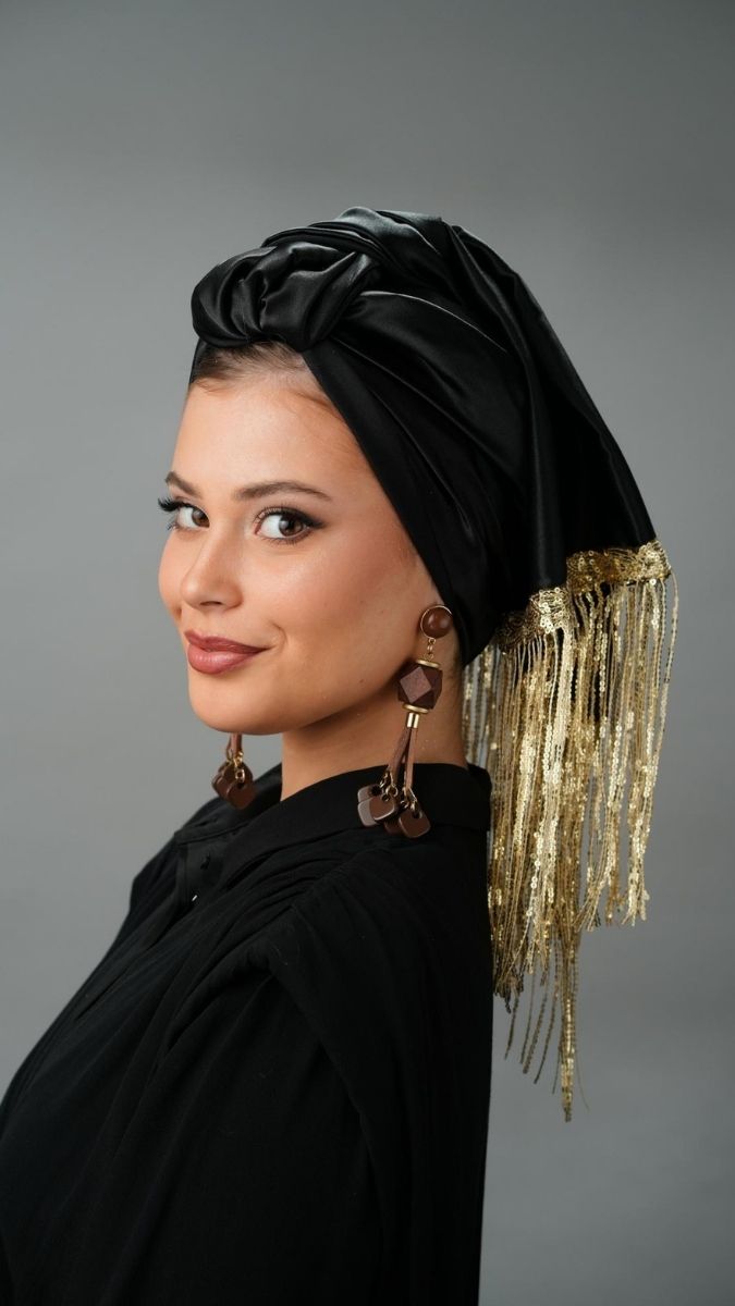 מטפחת שחורה סאטן מעוצבת לערב עם פרנזים מבריקים זהב