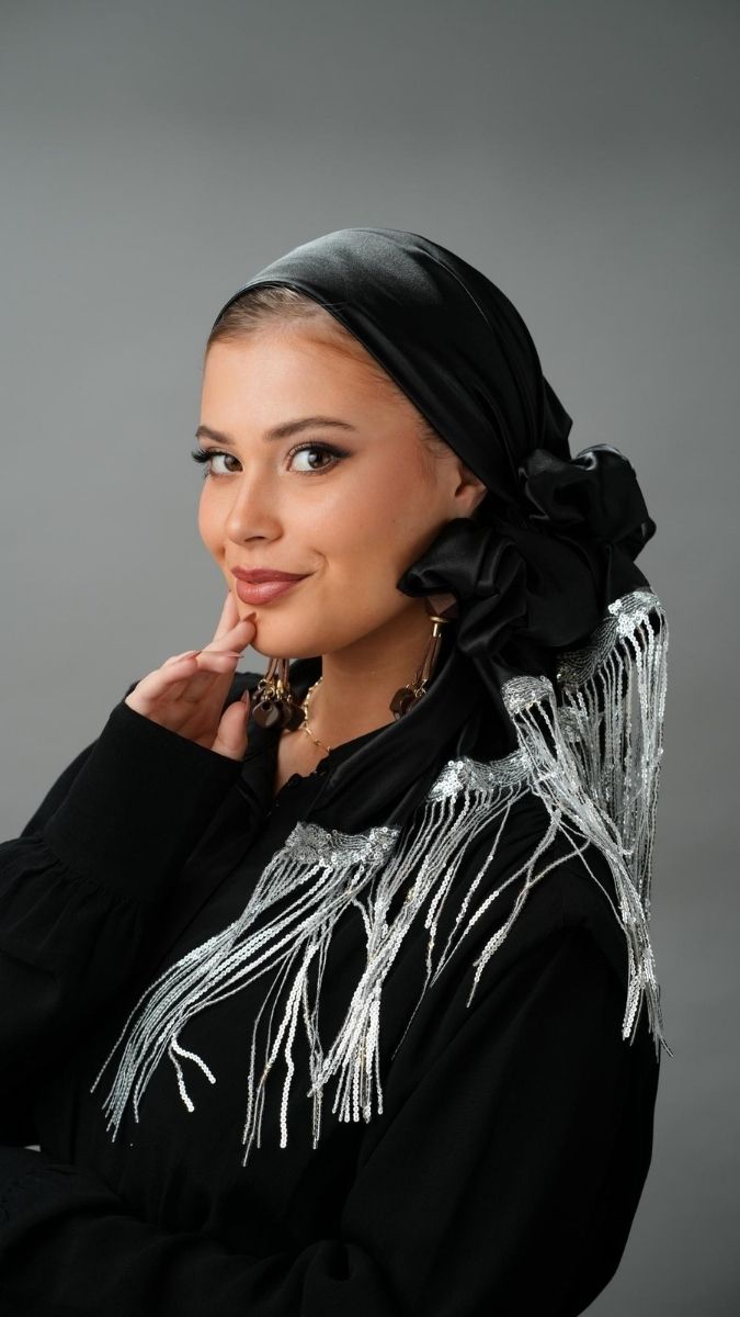 מטפחת שחורה סאטן מעוצבת לערב עם פרנזים מבריקים כסופים