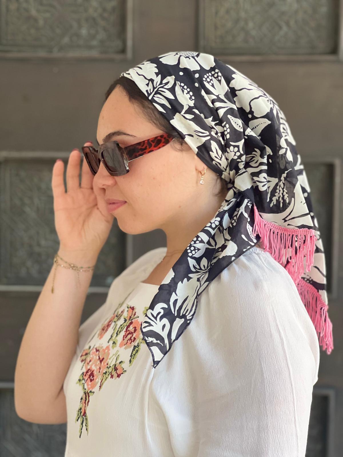 מטפחת משולש עם פרחים שחור ולבן עם פרנזים ורוד או לא