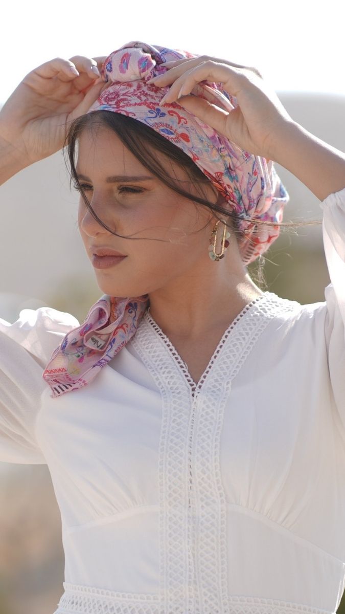 מטפחת משולש או מרובעת עם הדפס בוהו פרחוני