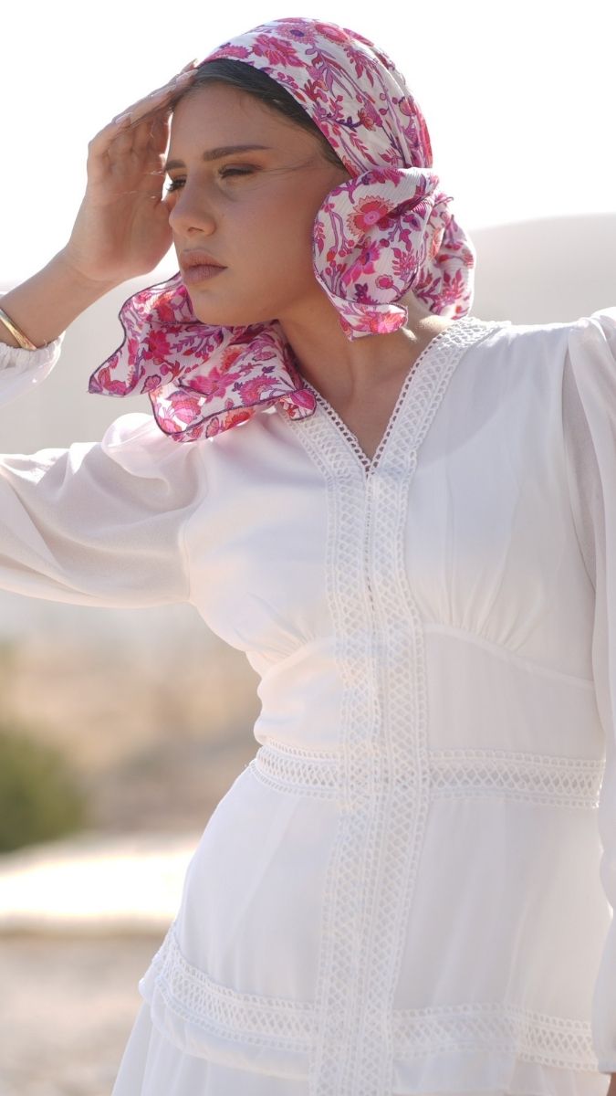 מטפחת משולש או מרובעת בהדפס ורוד ולבן