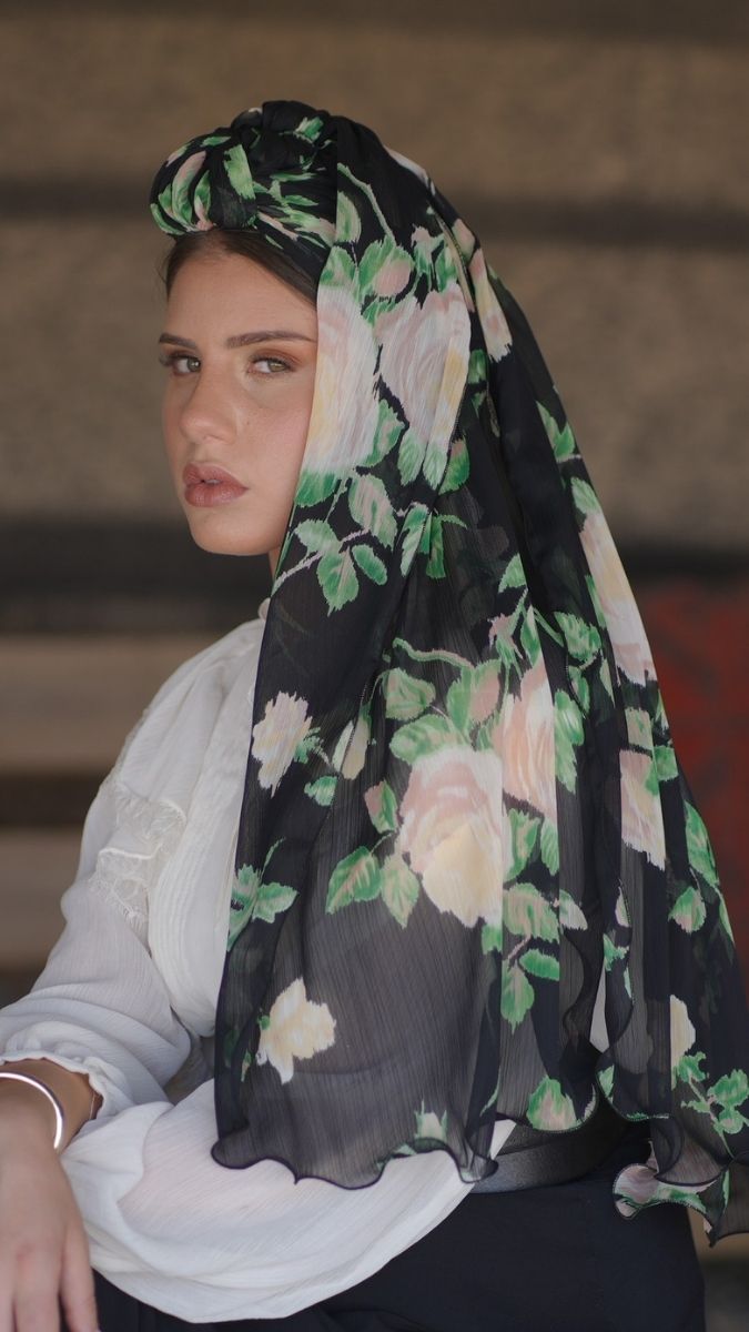 מטפחת צעיף שחורה עם הדפס פרח ירוק