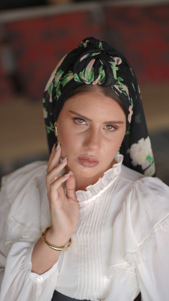 מטפחת צעיף שחורה עם הדפס פרח ירוק