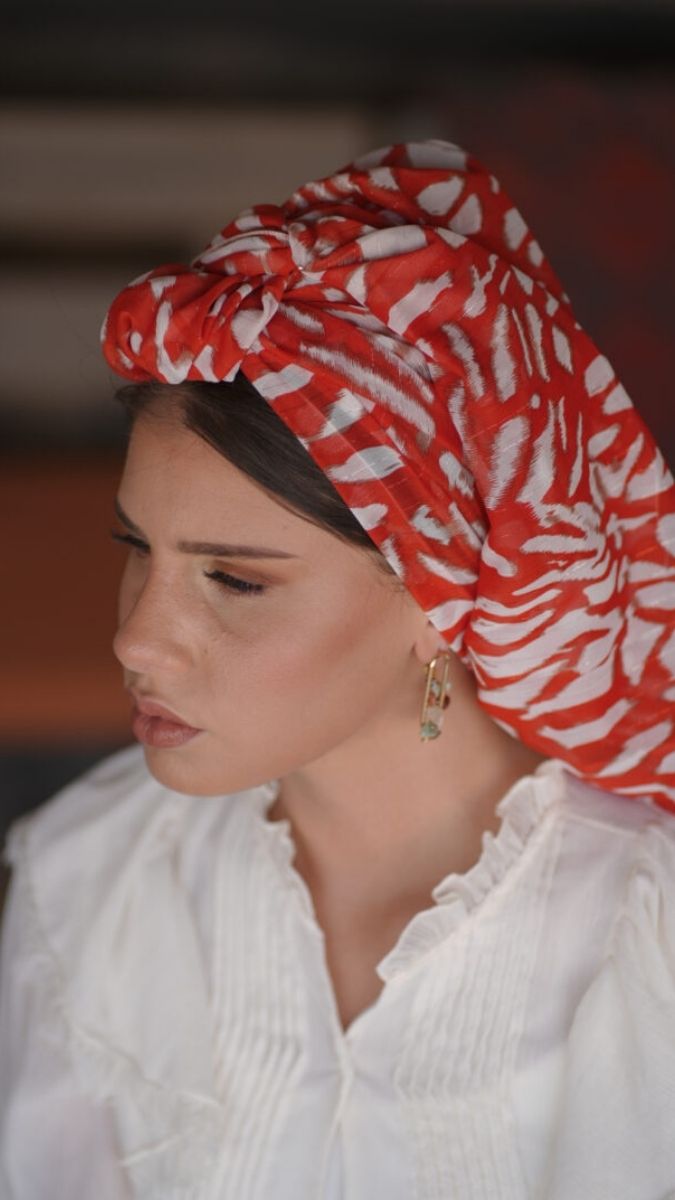 מטפחת צעיף בהדפס לבן ואדום עם חוט זהב