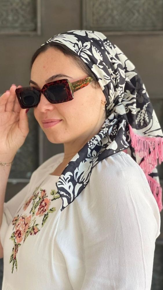 מטפחת משולש עם פרחים שחור ולבן עם פרנזים ורוד או לא