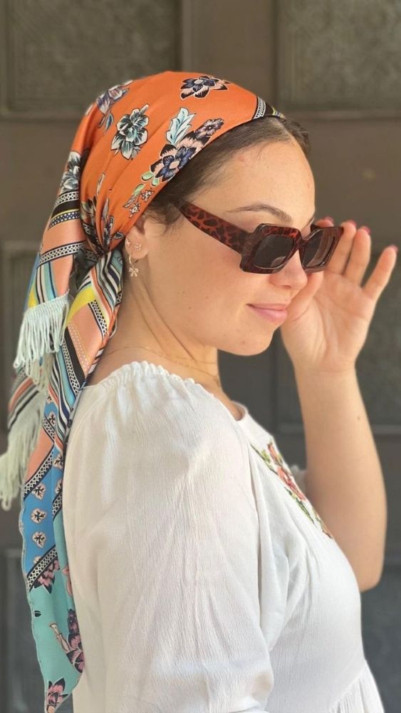 מטפחת משולש סטין מקושקשת כחול וכתום עם או בלי פרנזים כחול