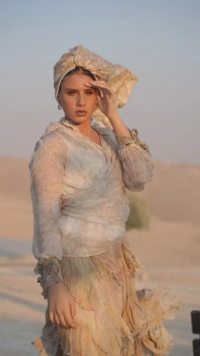 מטפחת לונג זהובה בגזרה מלכותית עם הדפס פרחוני עדין ושוליים עם פנינים