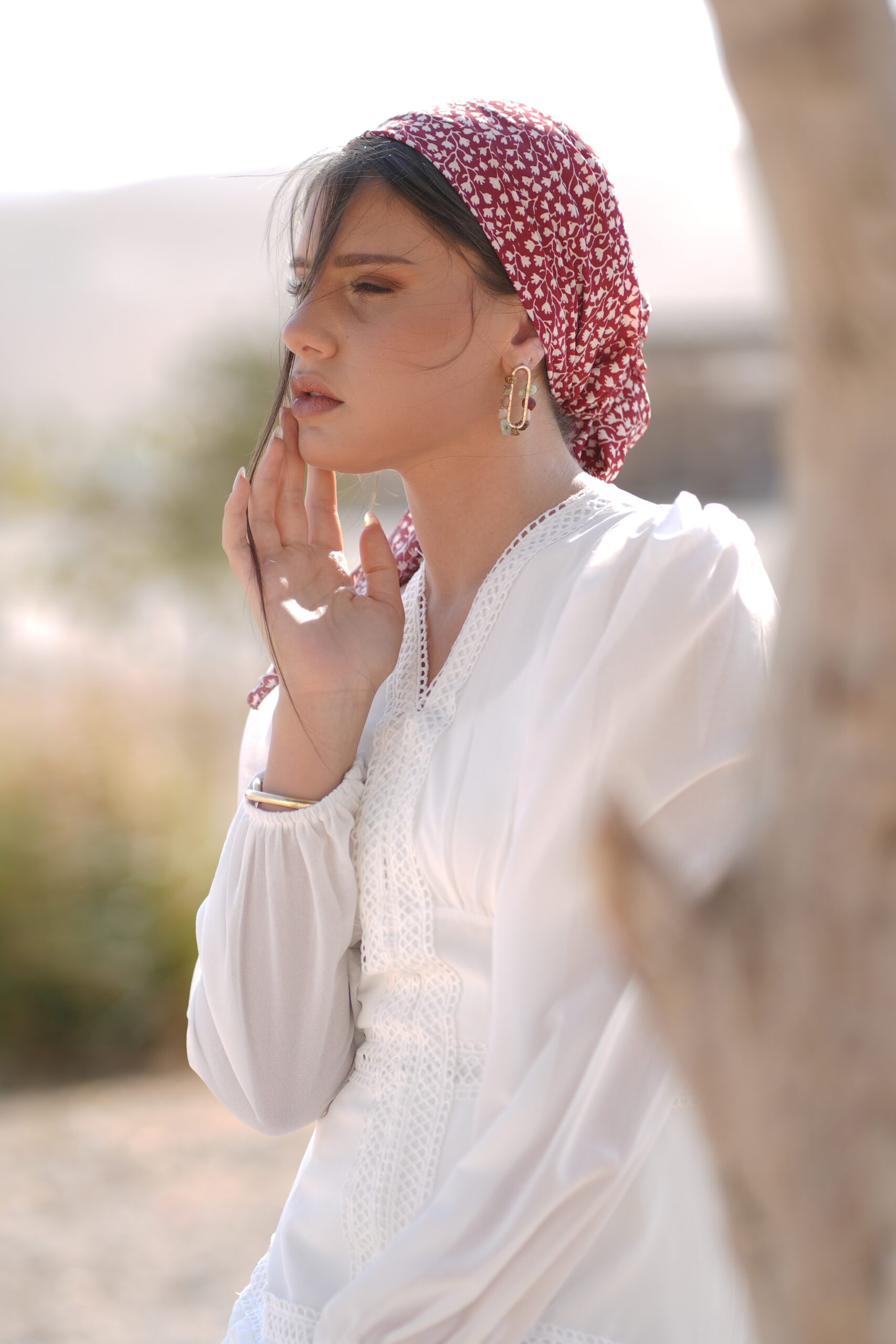 מטפחת משולש בורדו עם פרחים לבן