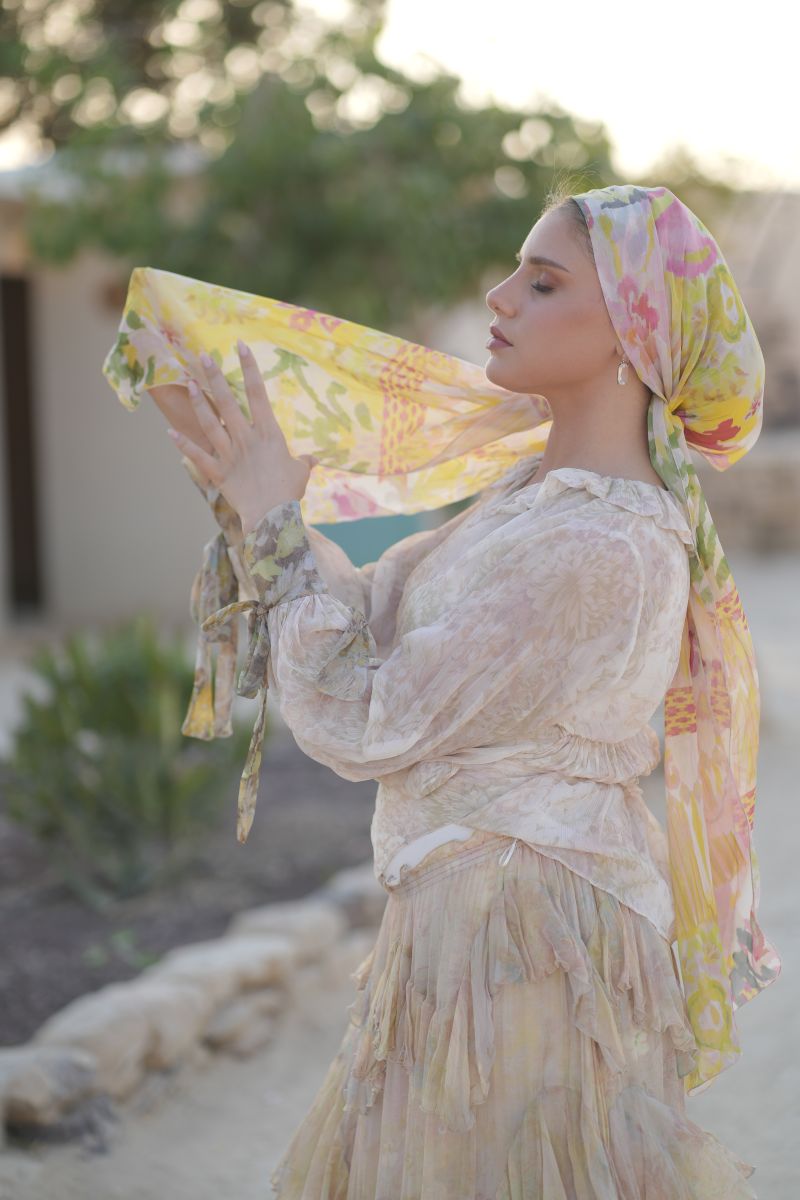 מטפחת לונג פרחונית בגווני ורוד, צהוב וירוק