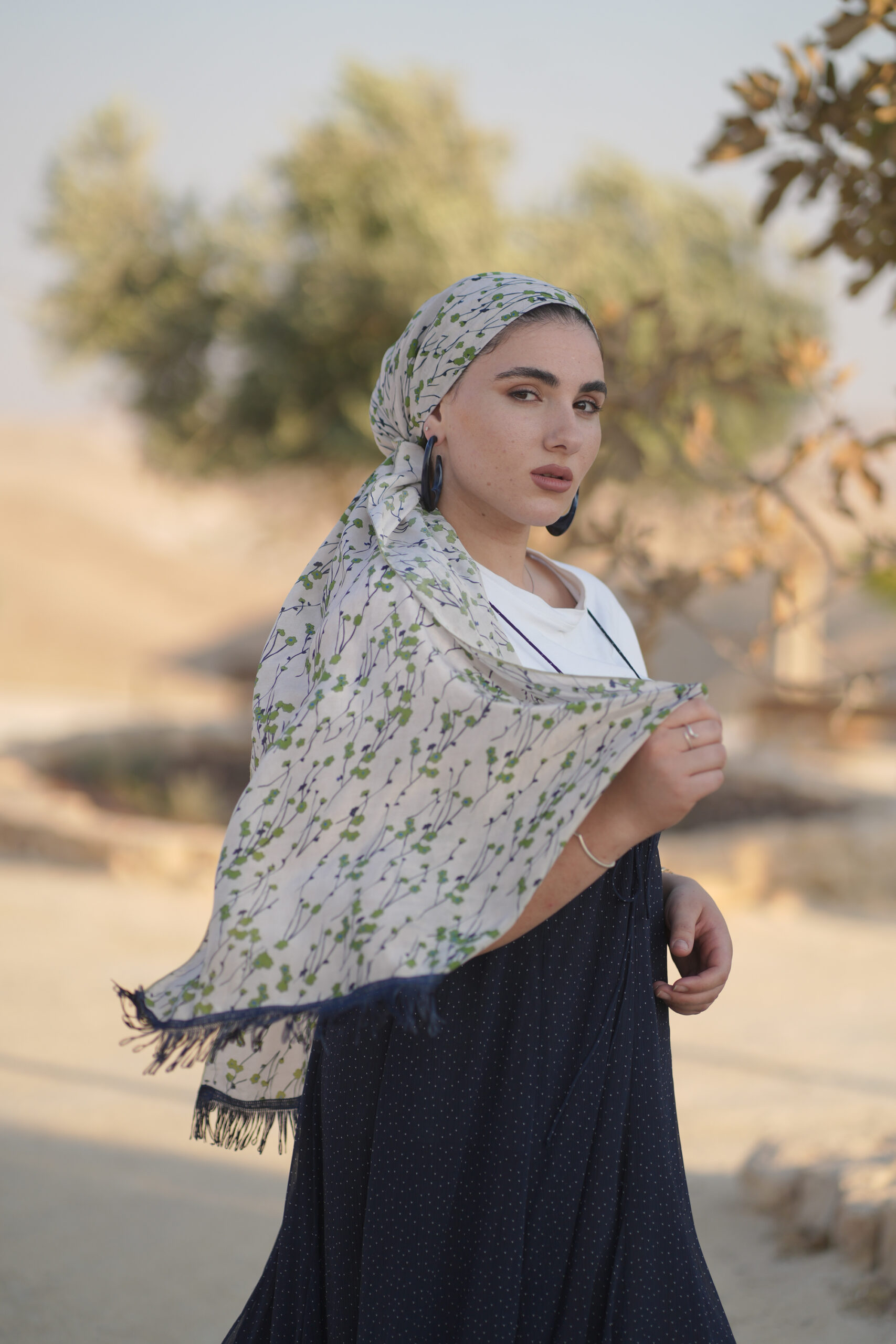 מטפחת לונג בצבע אבן עם הדפס פרחים ירוקים עם פרנזים בכחול כהה