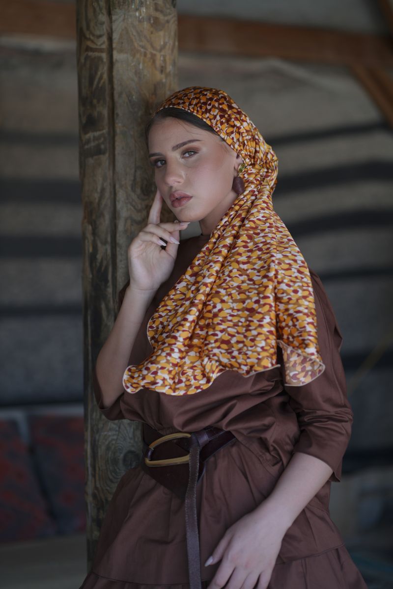 מטפחת צעיף בהדפס של נקודות קטנות בצבע חרדל ובורדו