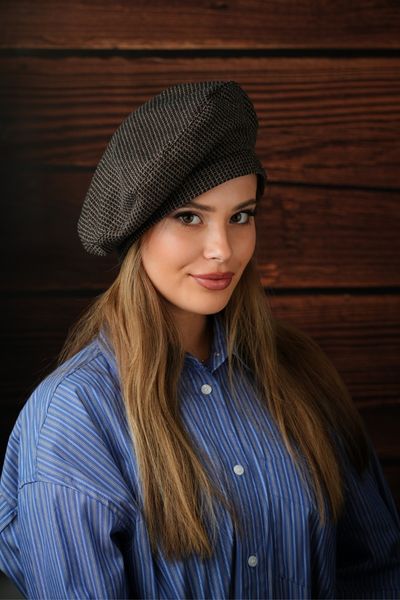 ברט עם משבצות חומות קטנות