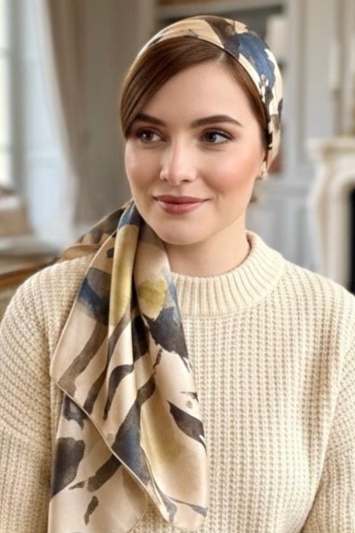 מטפחת סאטן בז' עם הדפס