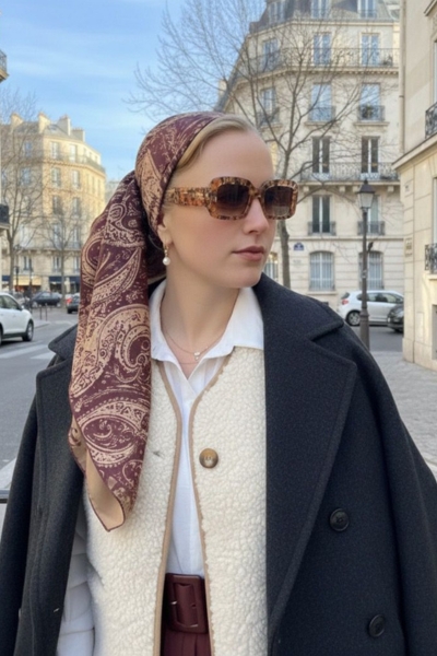 מטפחת משולש סאטן בורדו עם הדפס בז'