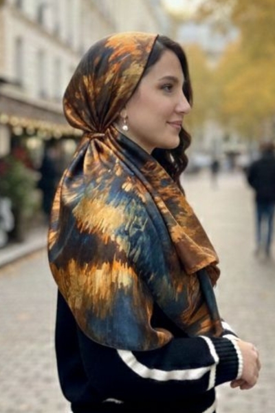 מטפחת סאטן כחול עם הדפס צבעוני