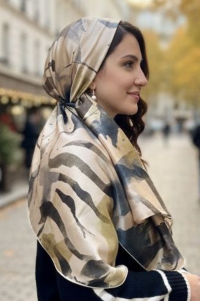 מטפחת סאטן בז' עם הדפס