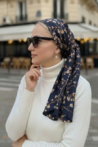 מטפחת סאטן כחול כהה עם הדפס פרחים בז׳