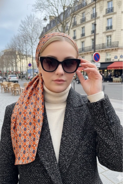 מטפחת סאטן כתום עם הדפס כחול