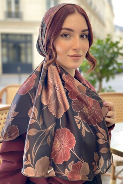 מטפחת סאטן שחור עם הדפסים פרחוניים