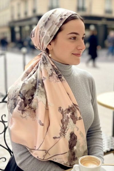 מטפחת סאטן שחור עם הדפסים פרחוניים