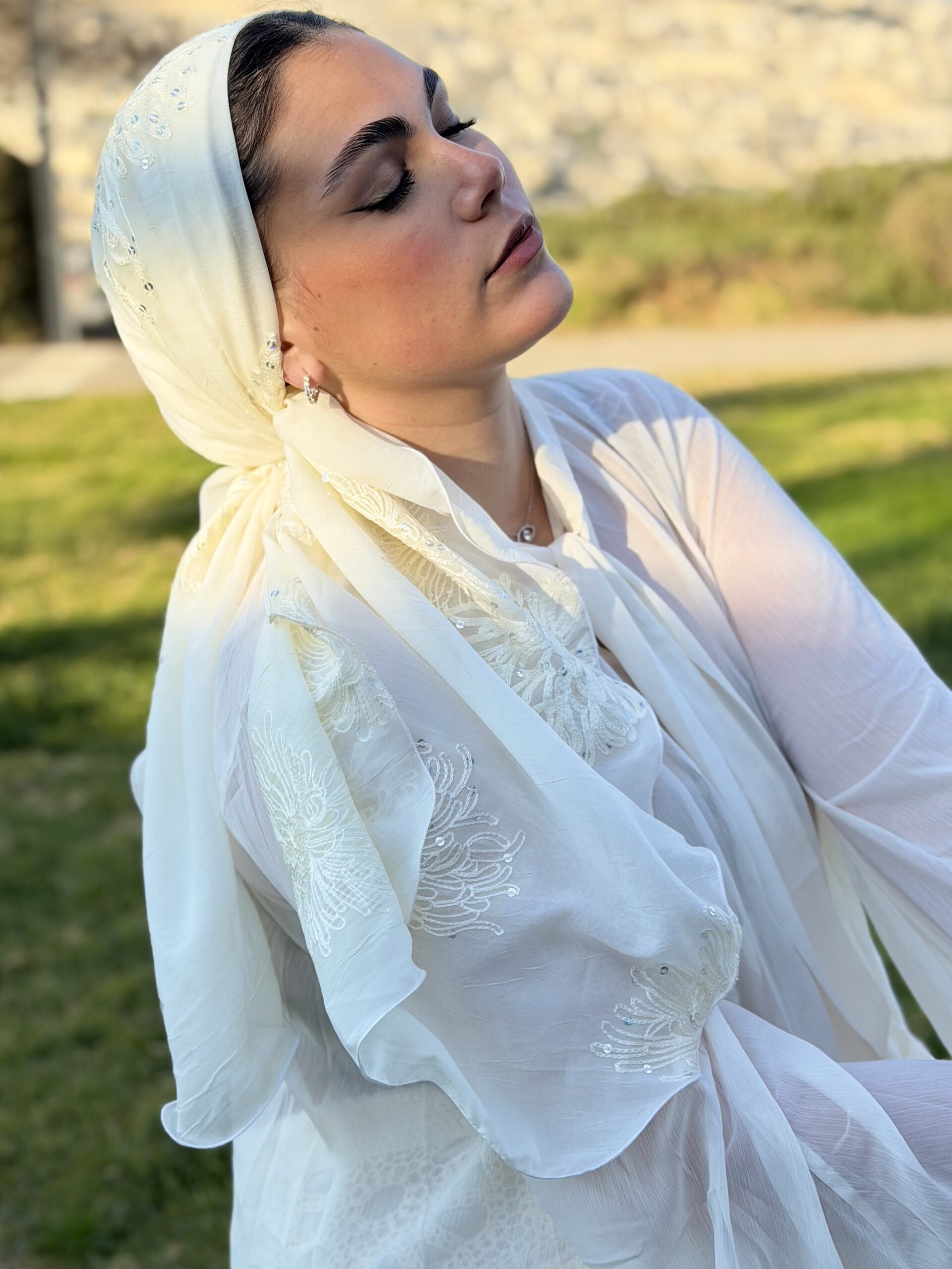 מטפחת ערב מיוחדת לבנה עם פרחים