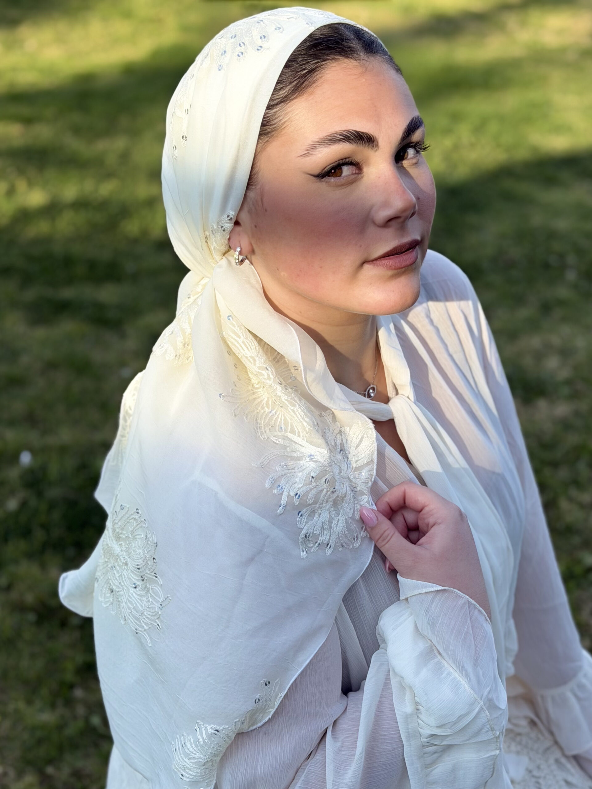 מטפחת ערב מיוחדת לבנה עם פרחים