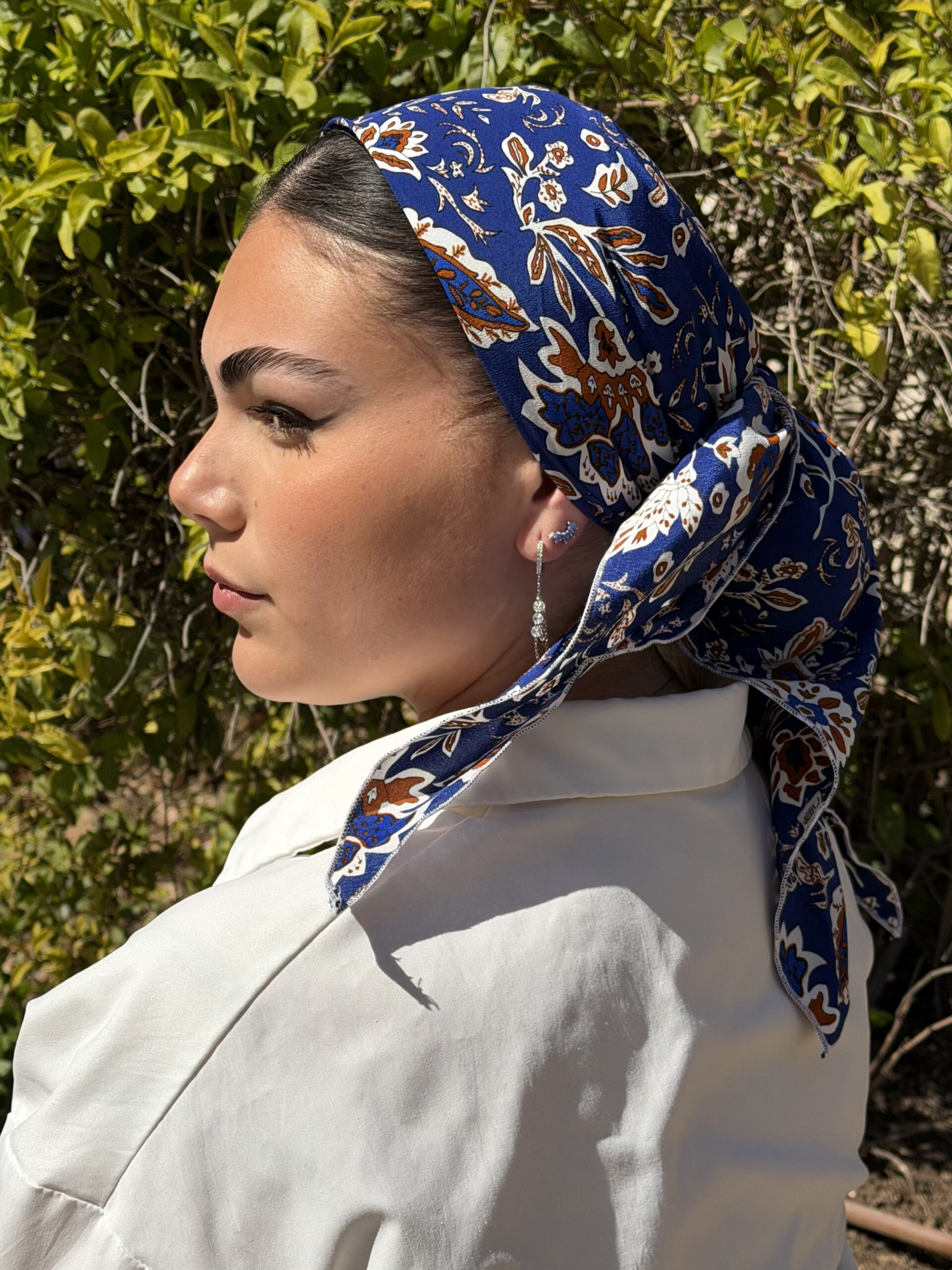 מטפחת משולש כחולה חומה ולבנה – תמונה 3