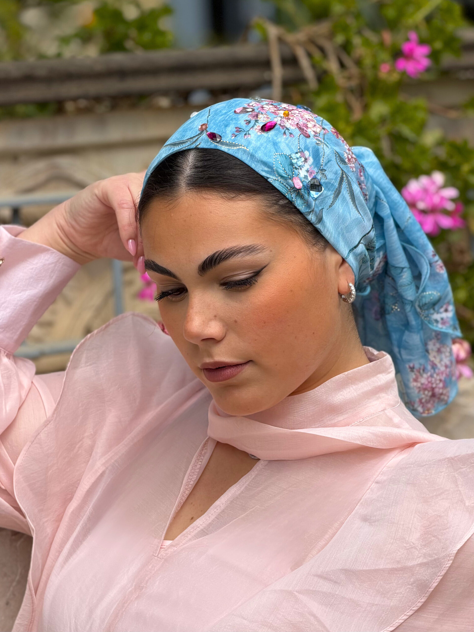 מטפחת כחולה עם פרחים ורודים עם/ בלי קריסטלים