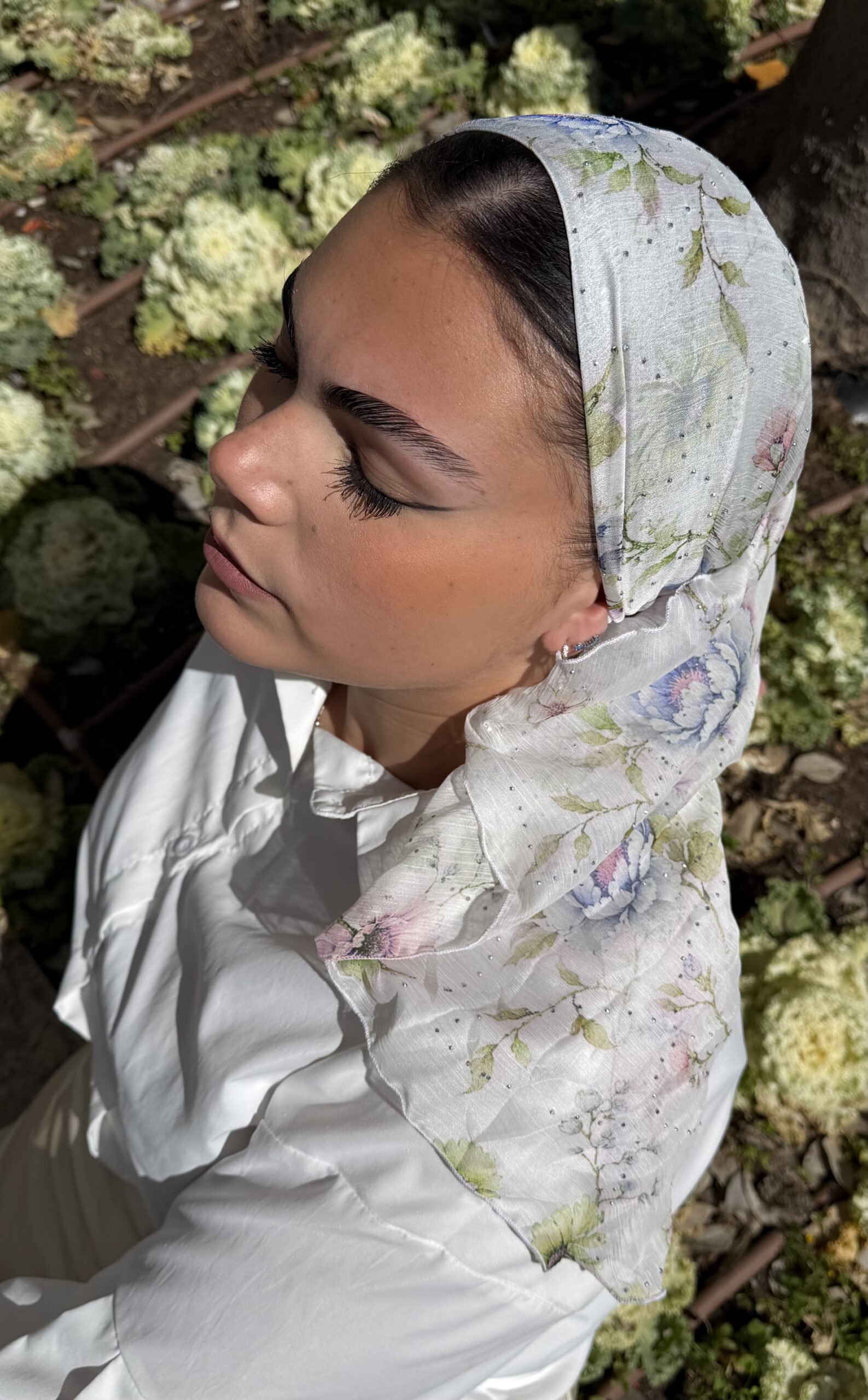 מטפחת מקושקשת פרחונית לבנה עם שיבוץ נוצץ