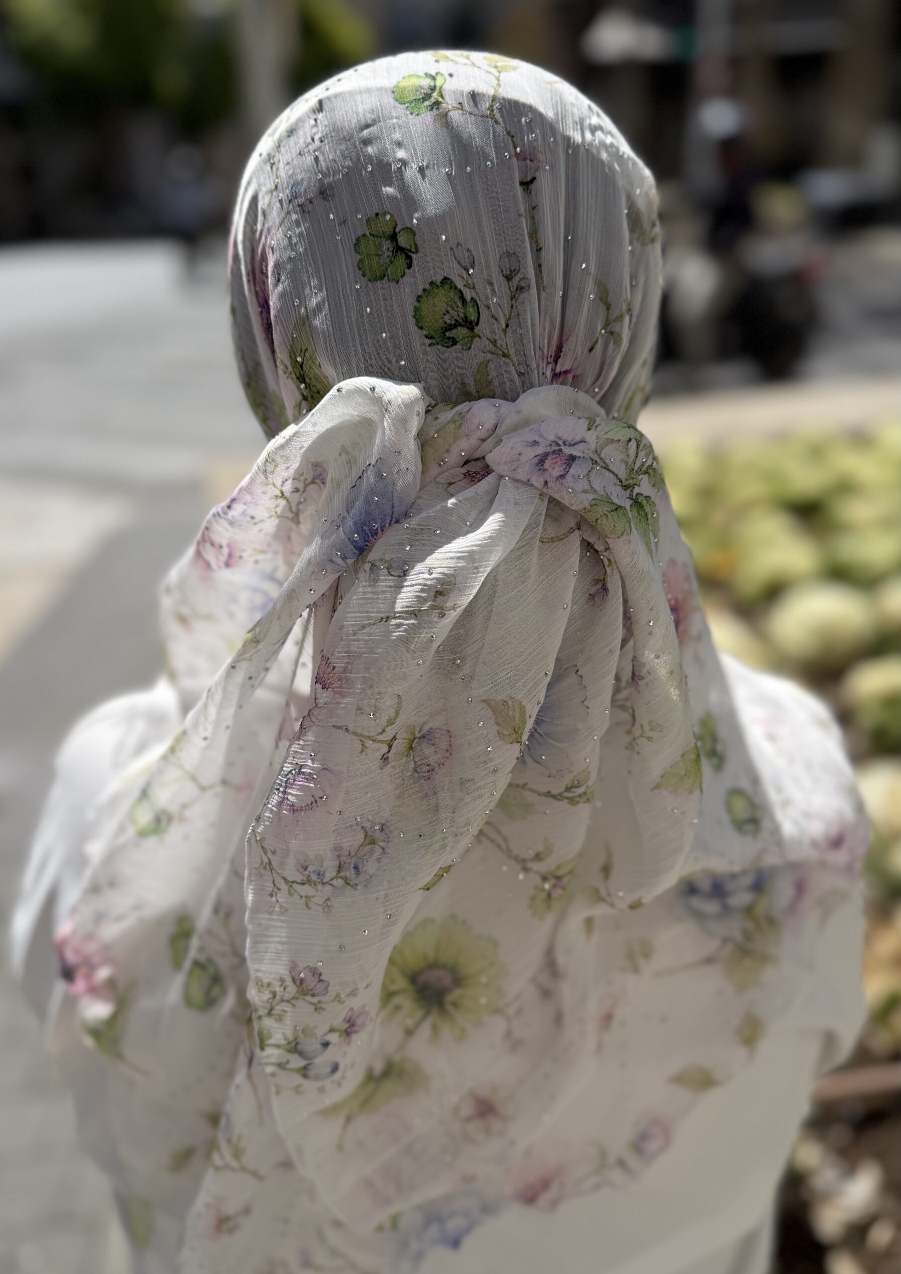 מטפחת מקושקשת פרחונית לבנה עם שיבוץ נוצץ