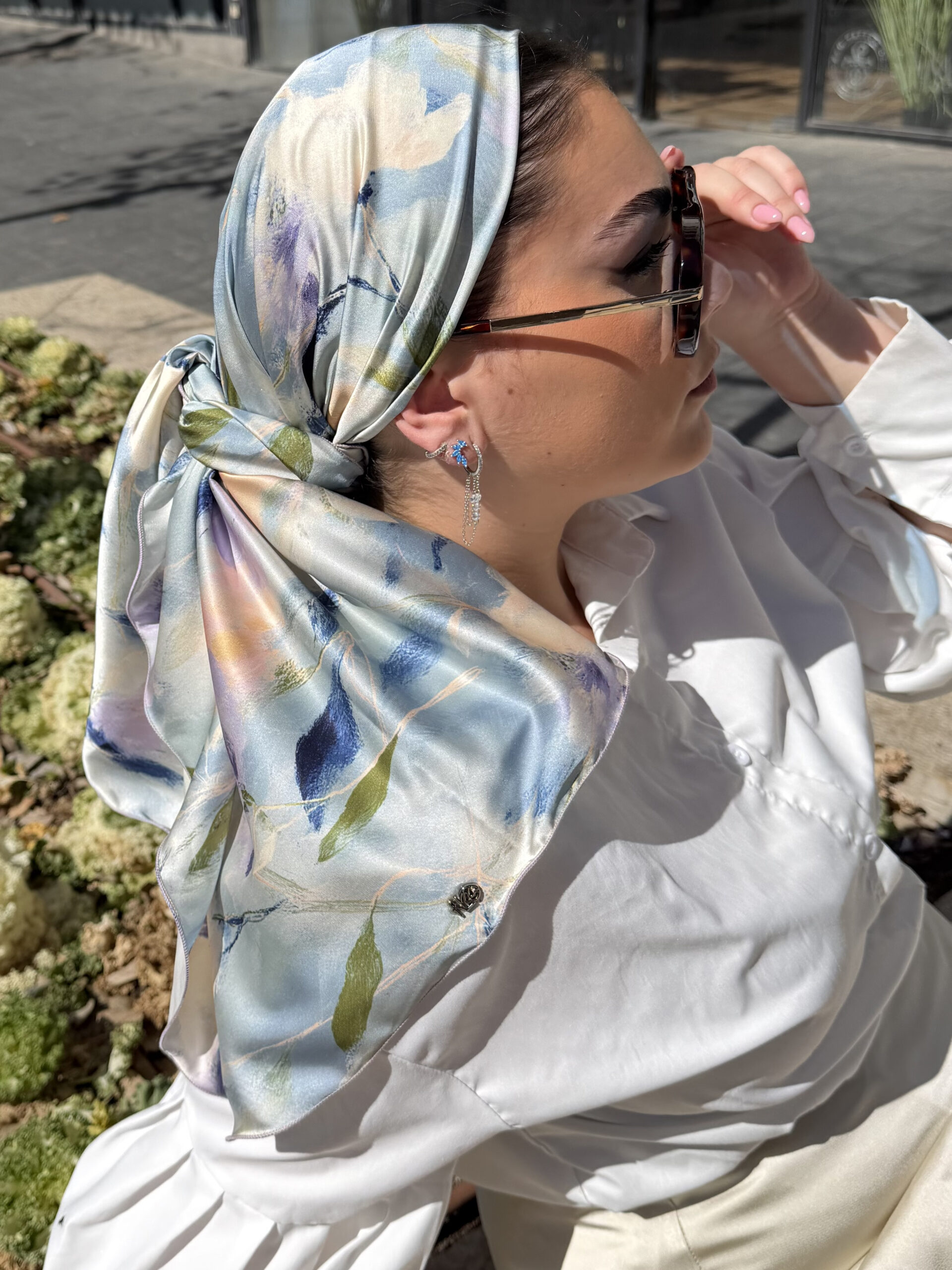 מטפחת מקושקשת כחולה בהיר עם הדפס טבע צבעונית