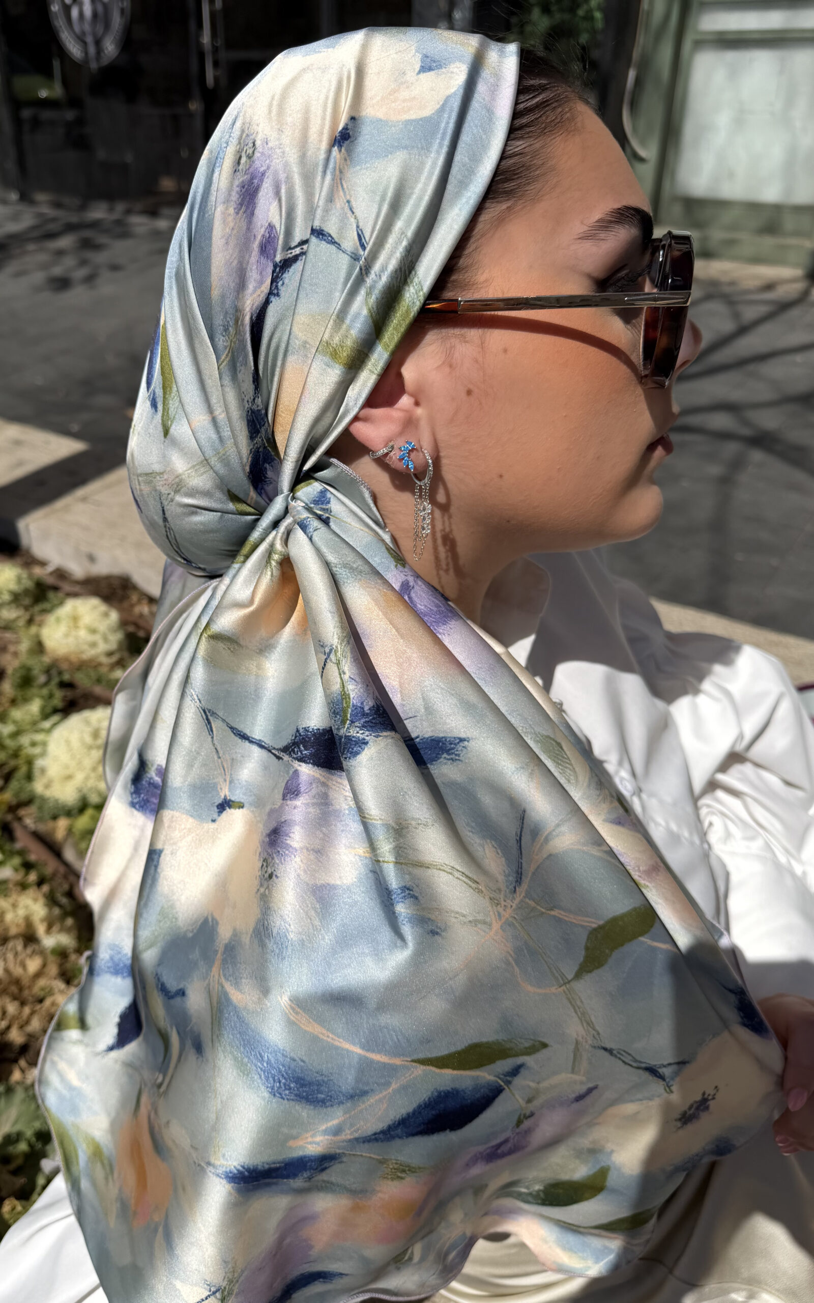 מטפחת מקושקשת כחולה בהיר עם הדפס טבע צבעונית