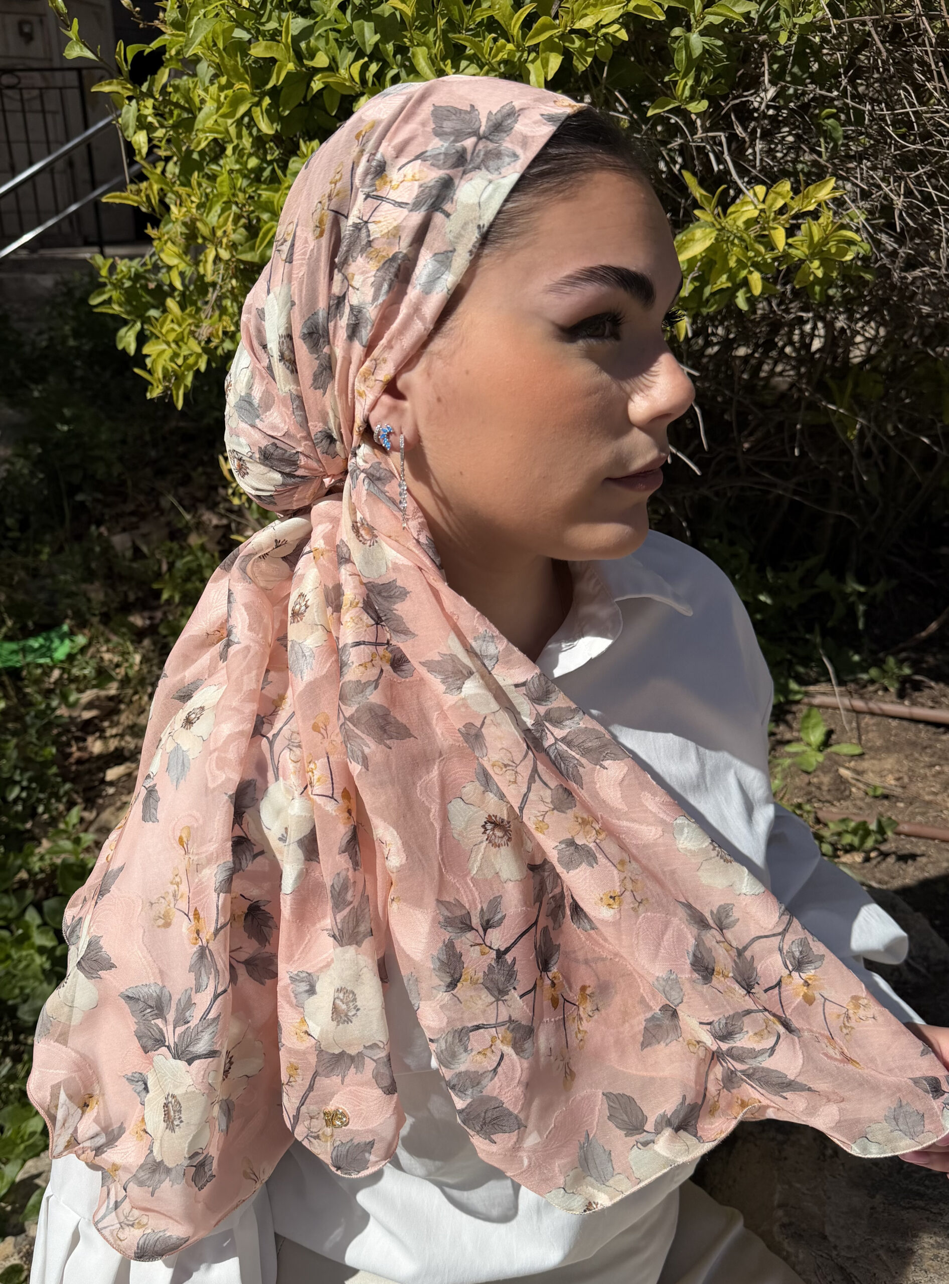 מטפחת מקושקשת ורודה בהיר עם פרחים אפורים ונקודות של צהוב