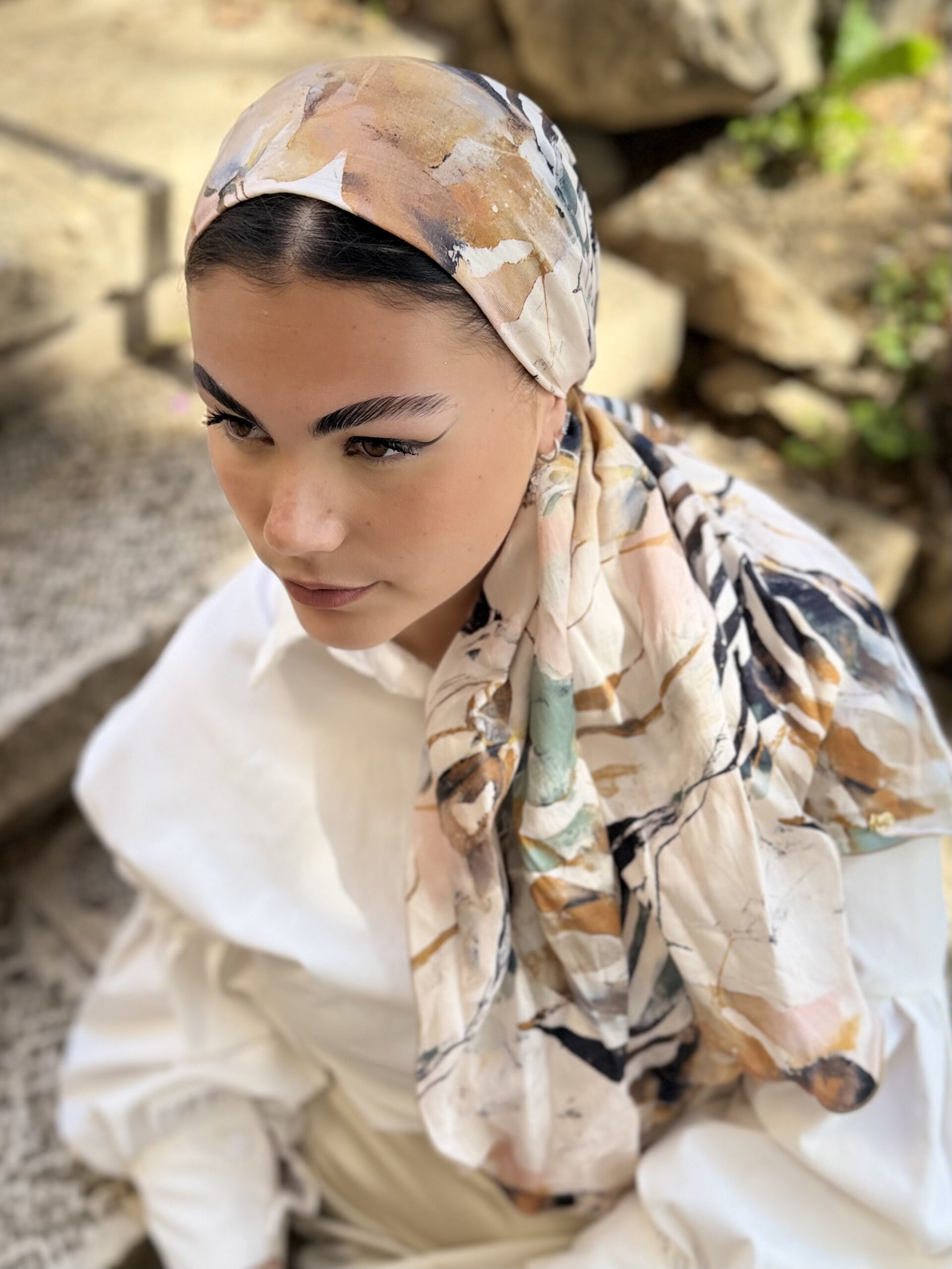 מטפחת מקושקשת דמוי פשתן בז' חום וירוקה מרווה