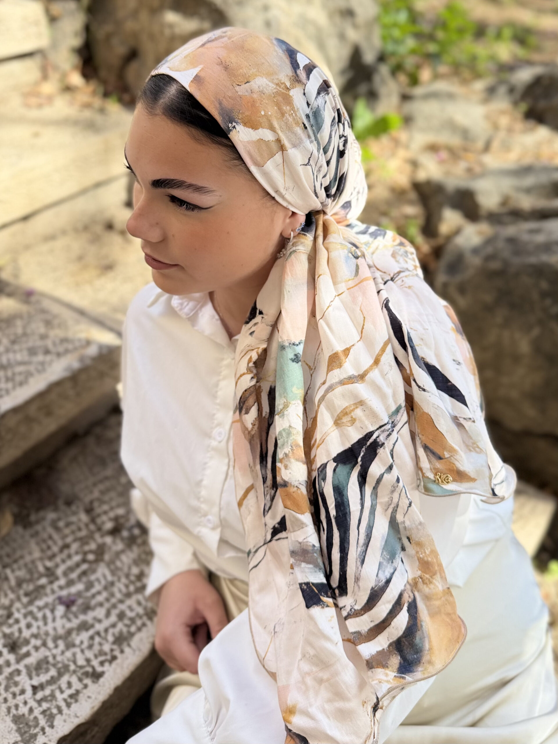 מטפחת מקושקשת דמוי פשתן בז' חום וירוקה מרווה