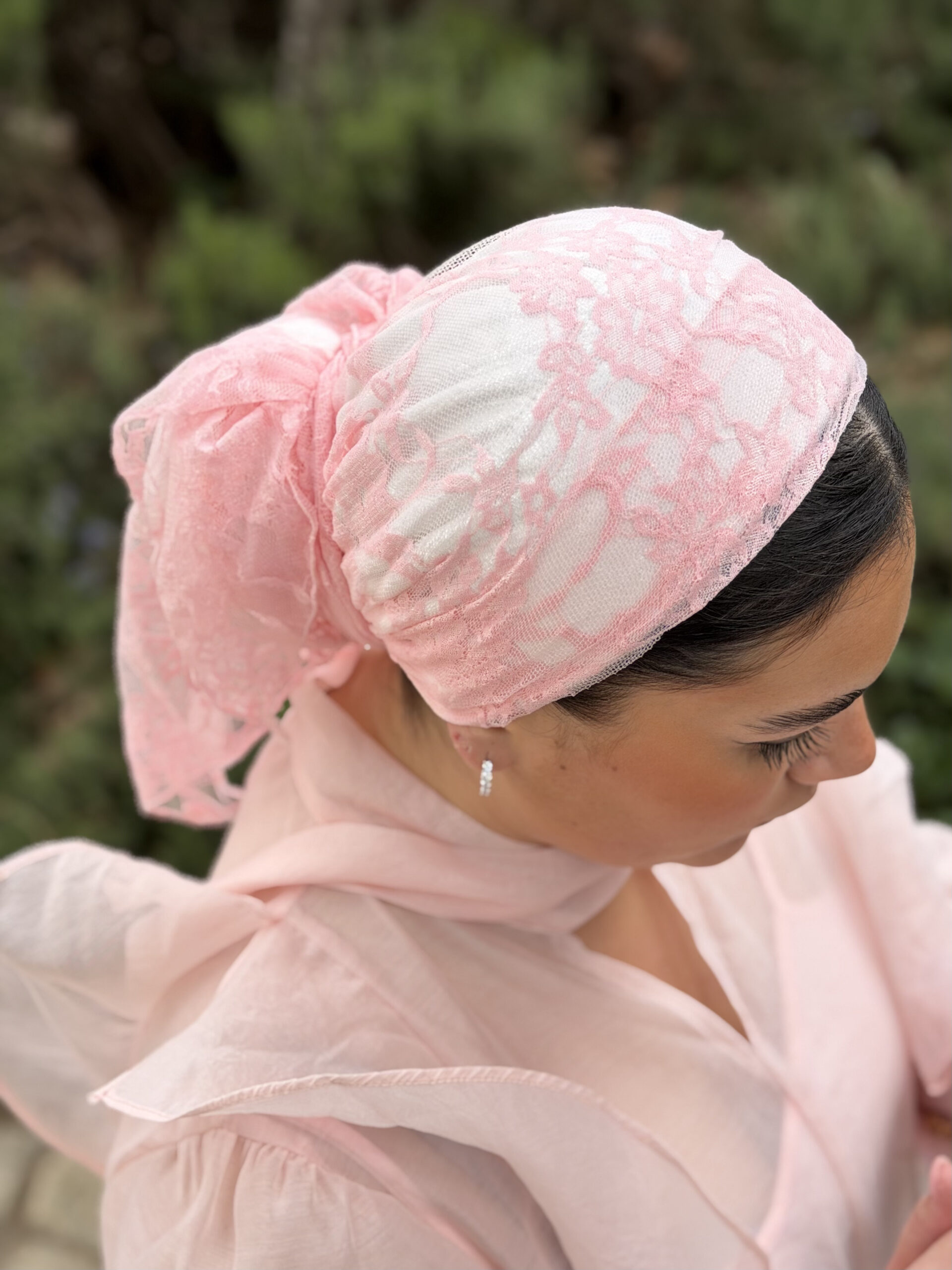 מטפחת משולש תחרה ורודה