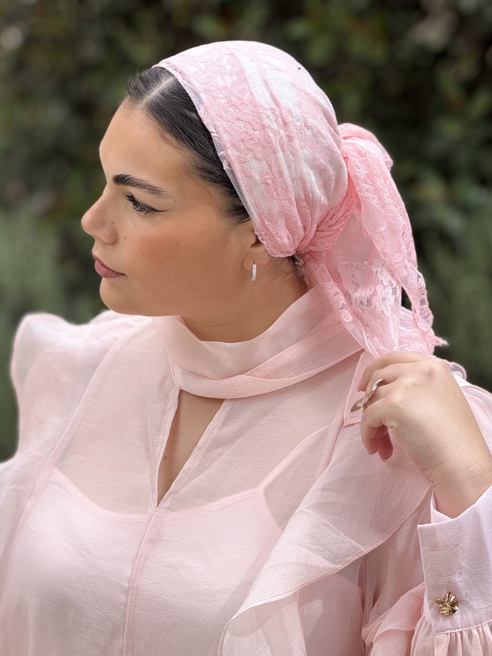 מטפחת משולש תחרה ורודה