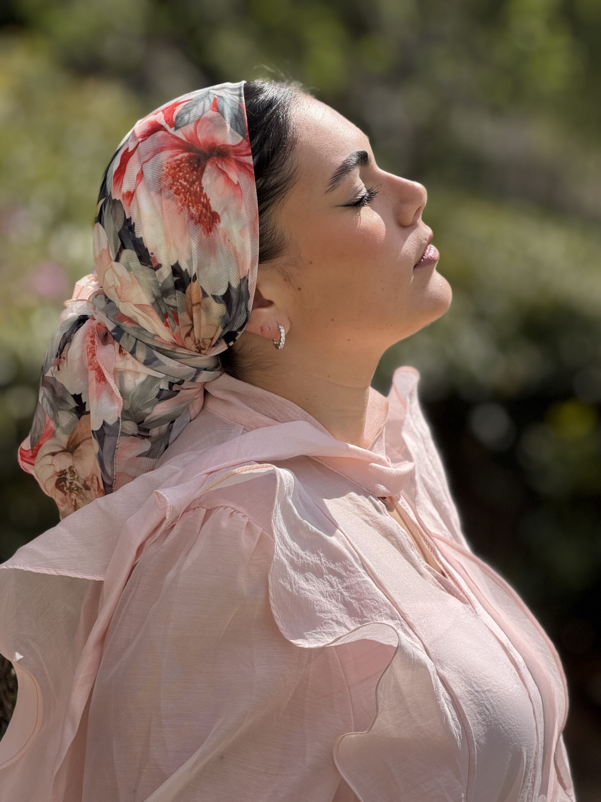 מטפחת משולש פרחונית שיפון לייקרה ורודה אדומה ואפורה