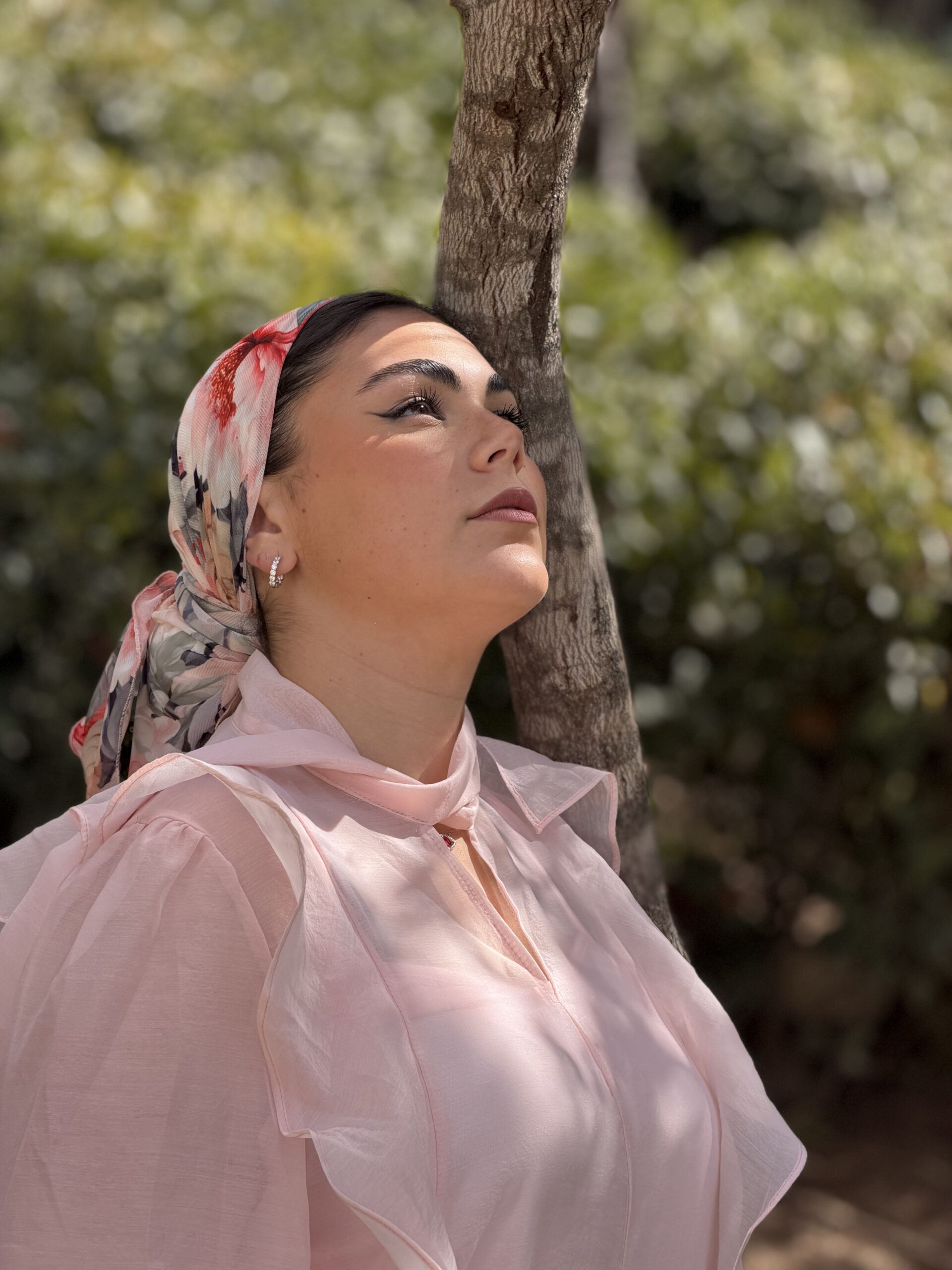 מטפחת משולש פרחונית שיפון לייקרה ורודה אדומה ואפורה