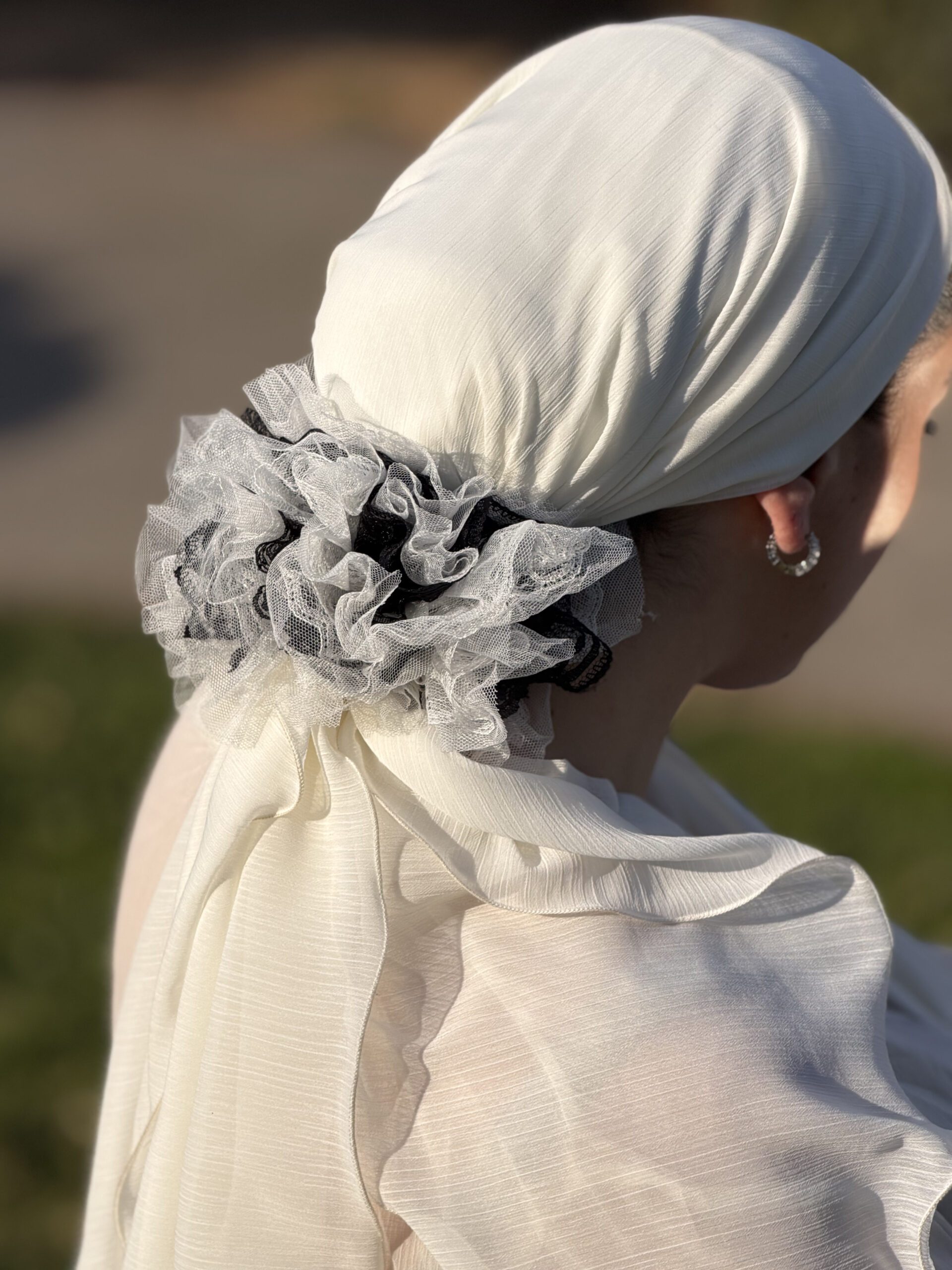 סרט סמוק טול ותחרה שחור ולבן (לא כולל המטפחת הלבנה)