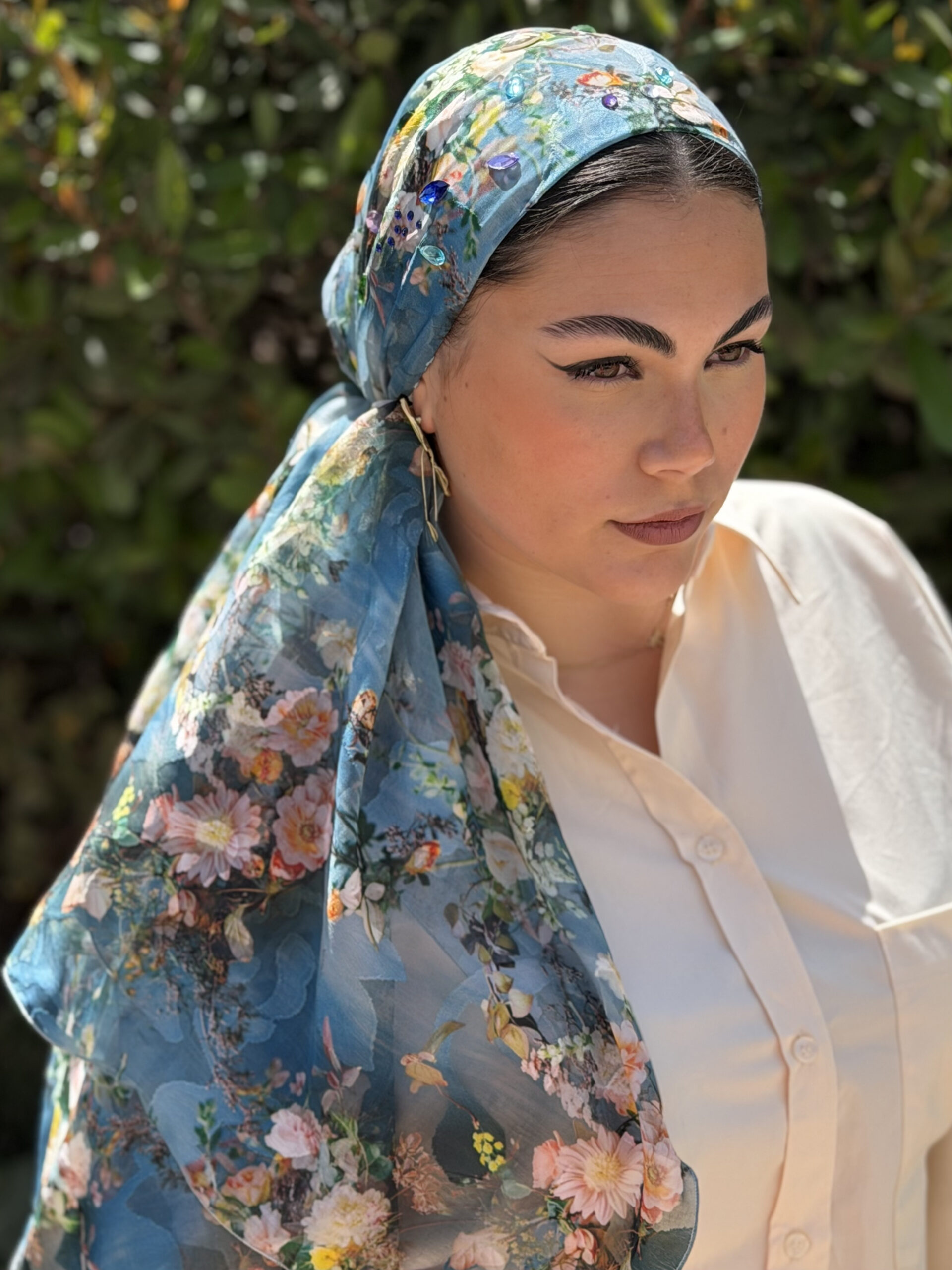 מטפחת כחולה עם פרחים צבעונים עם/ בלי קריסטלים