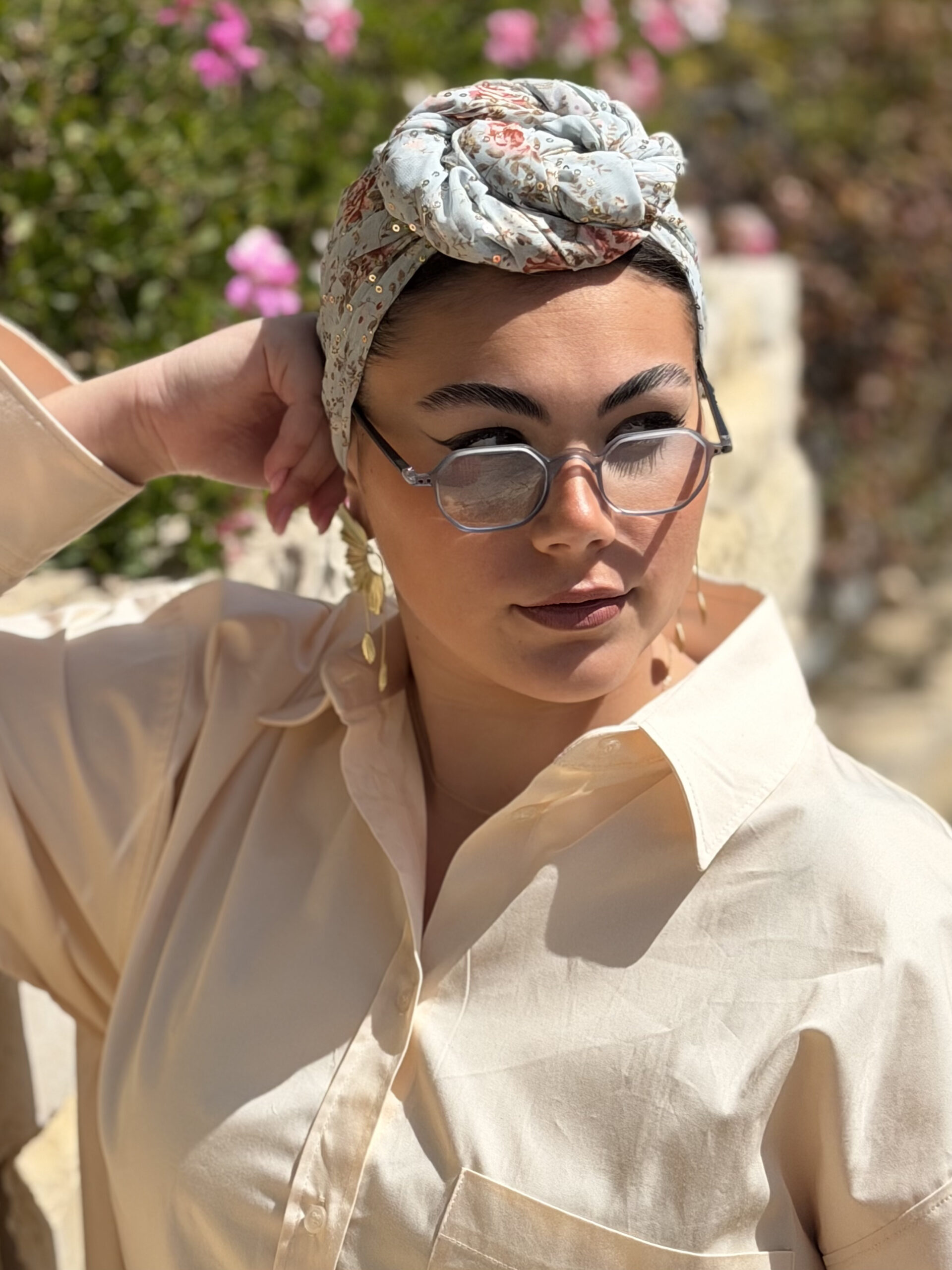 מטפחת ערב כחול בהיר עם פרחים ורודים עם פייטים