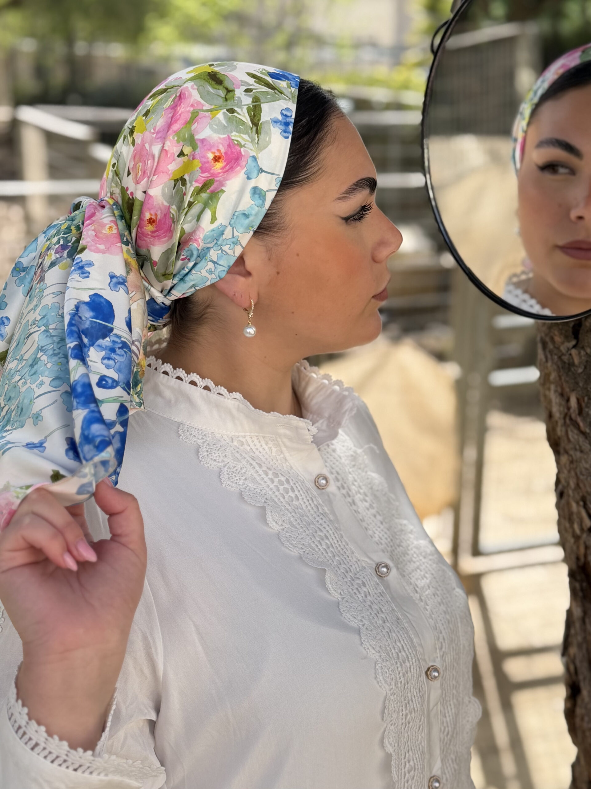 מטפחת מקושקשת לבנה עם פרחים צבעונים