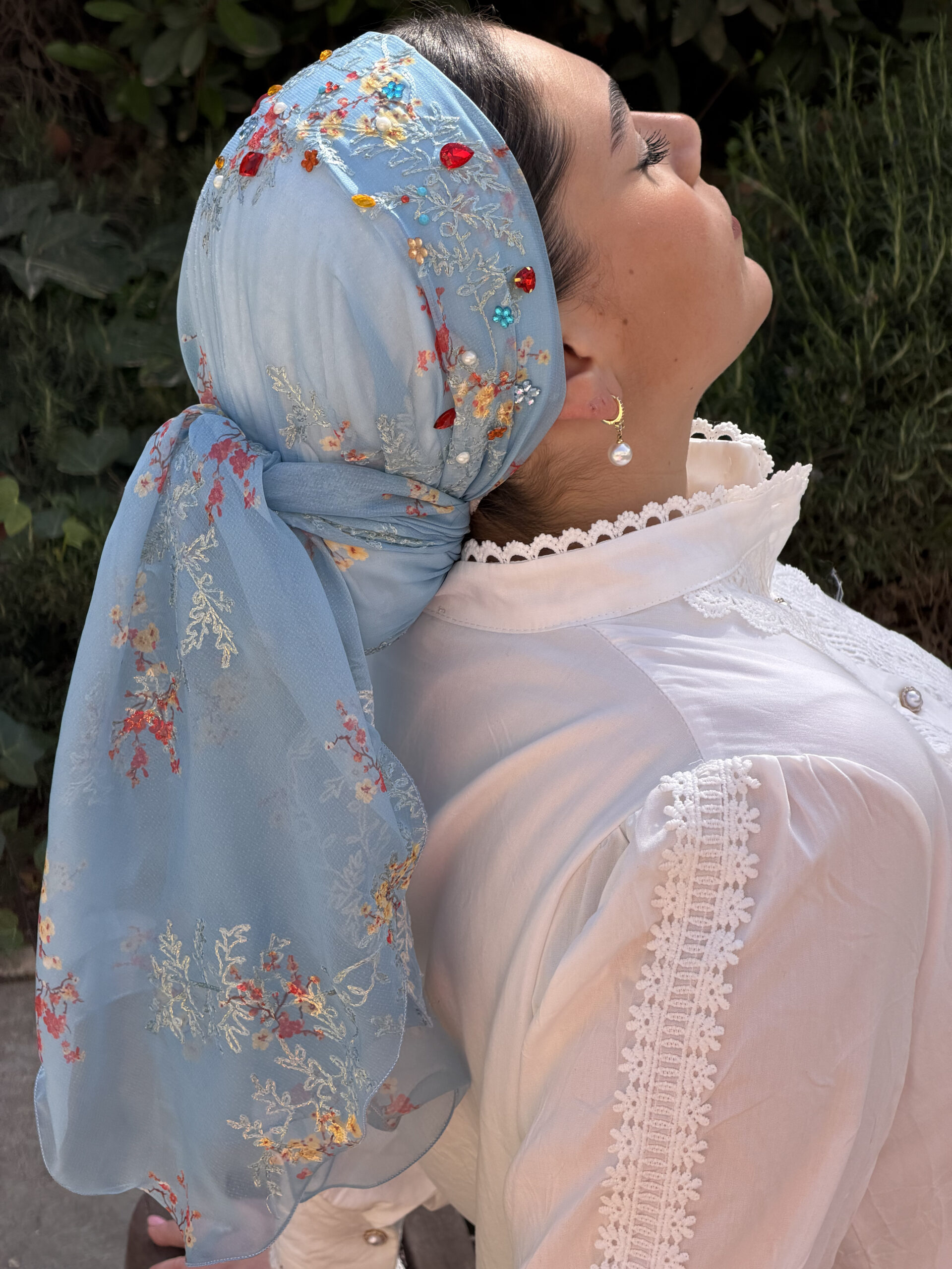 מטפחת כחולה בהיר עם פרחים אדומים עם/ בלי קריסטלים