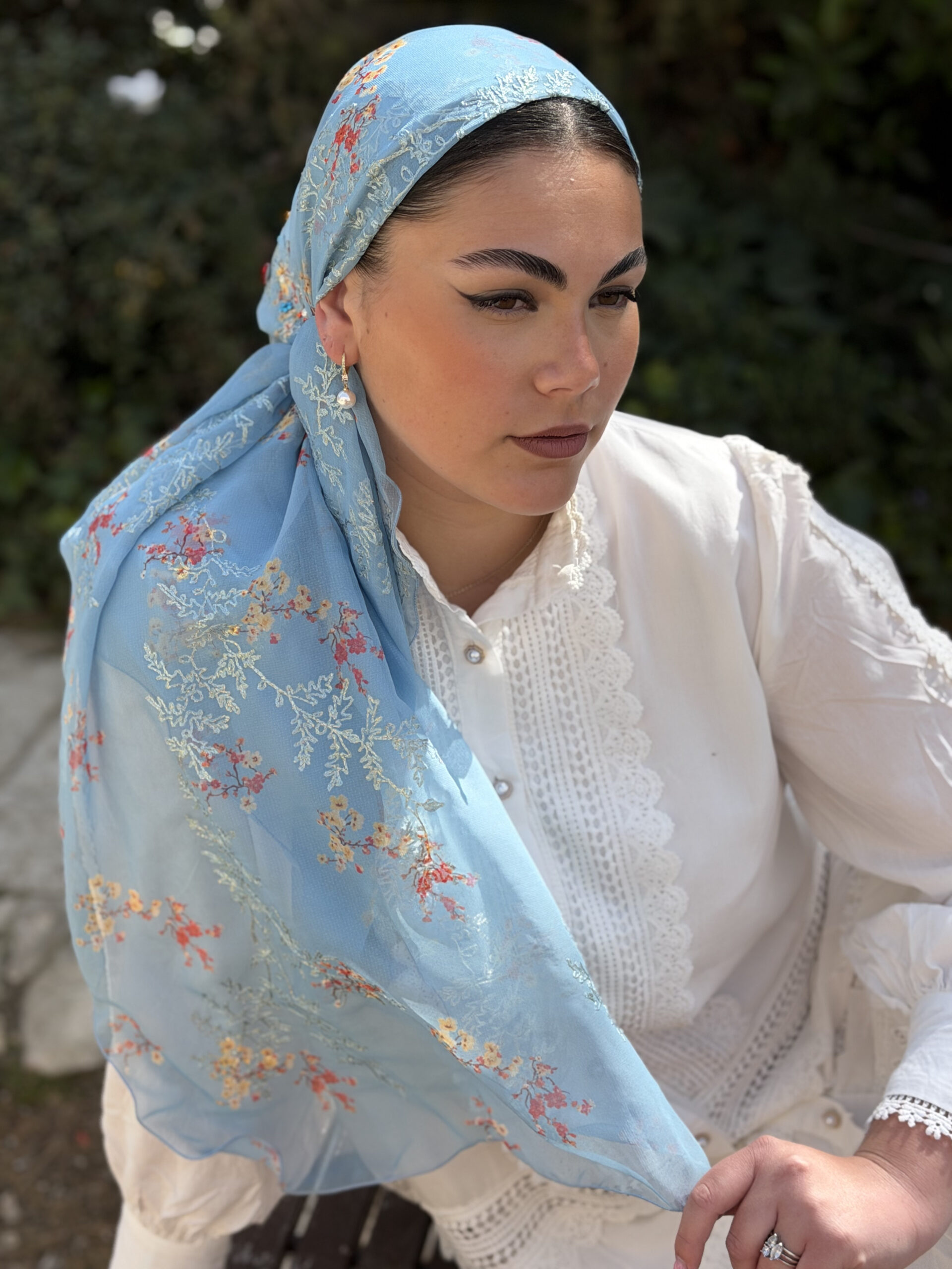 מטפחת כחולה בהיר עם פרחים אדומים עם/ בלי קריסטלים