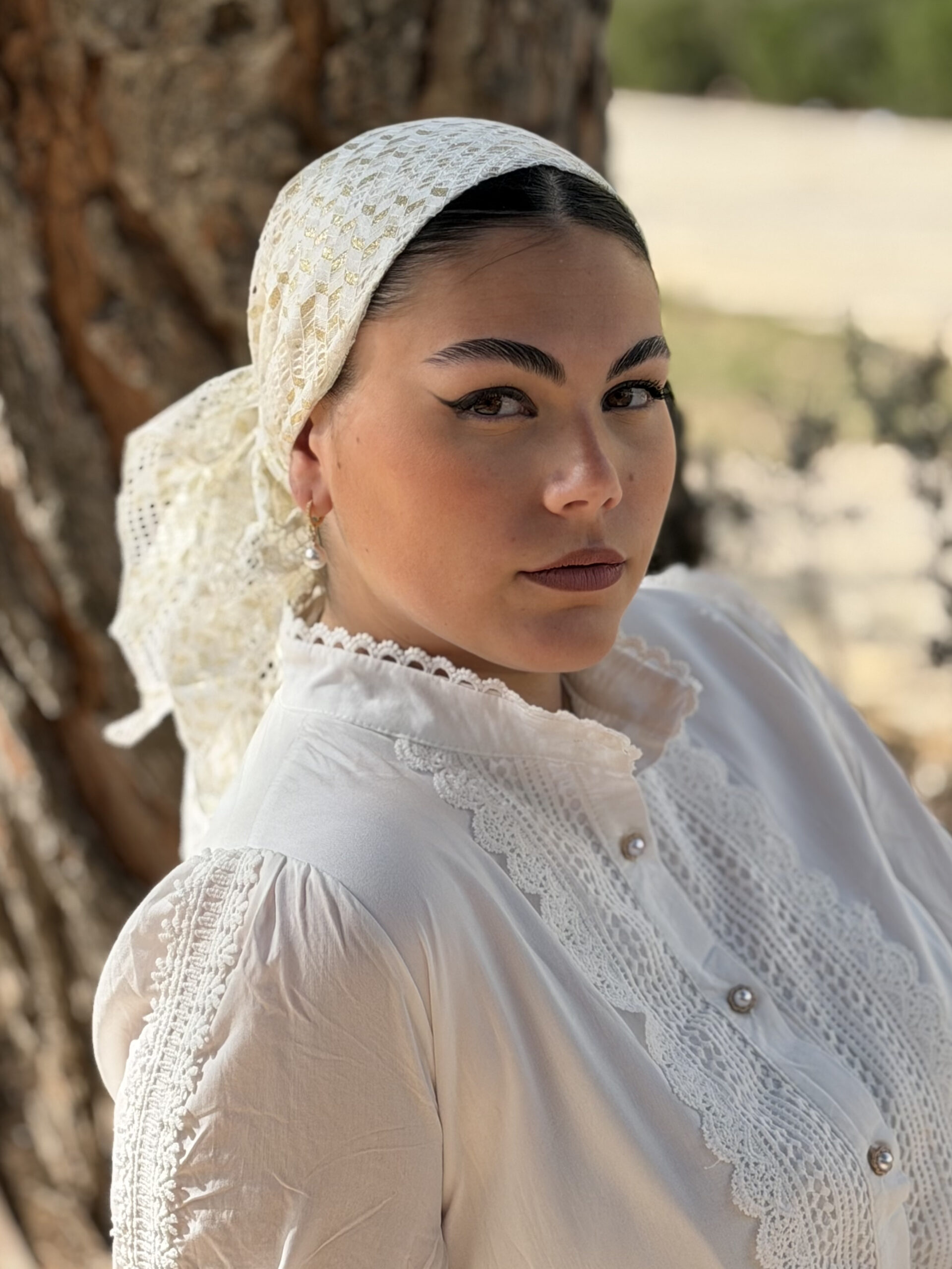 מטפחת תחרה משובצת לבן וזהב משולש או מלבן