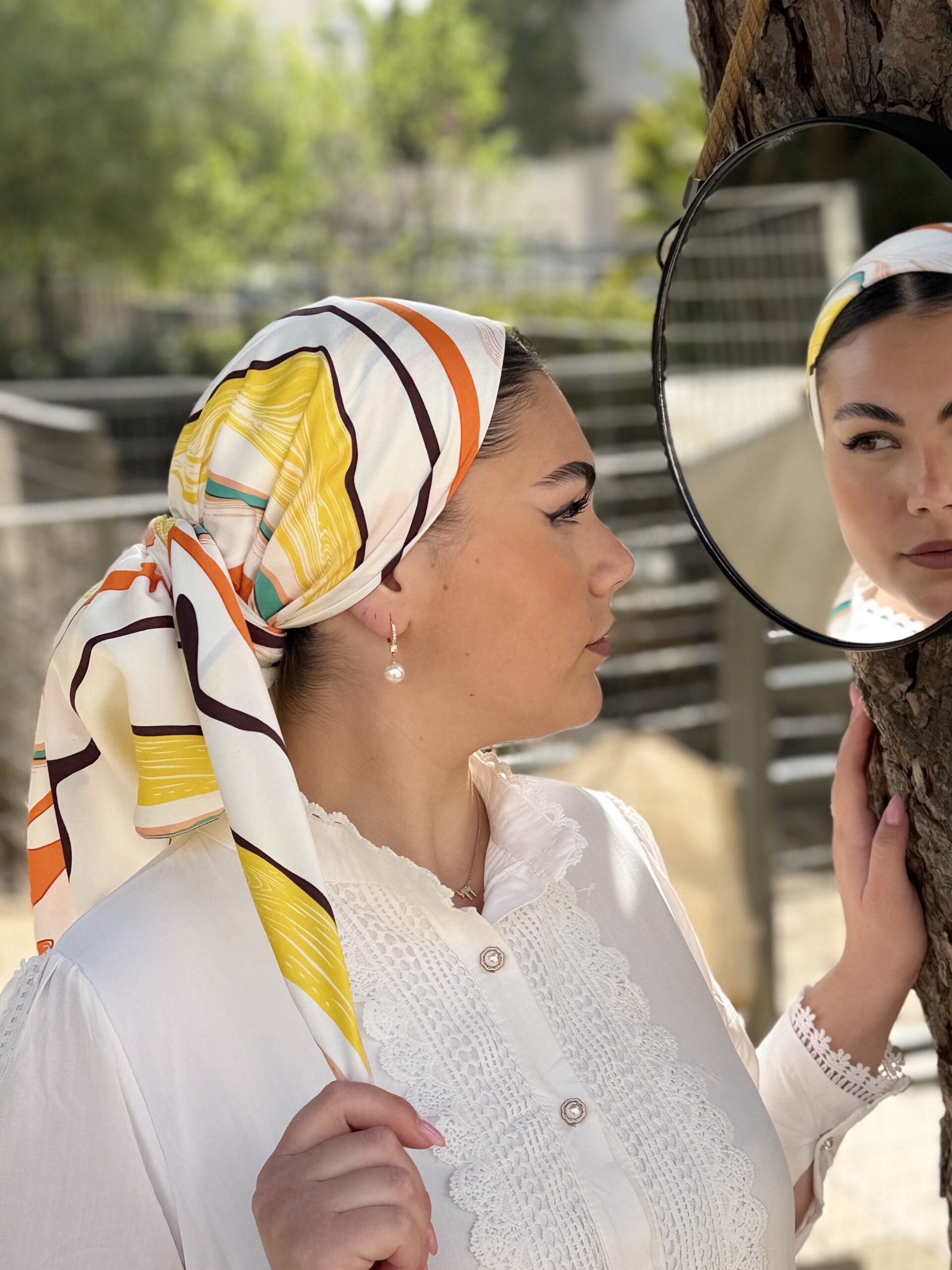 מטפחת משולש לבנה עם פסים צבעונים