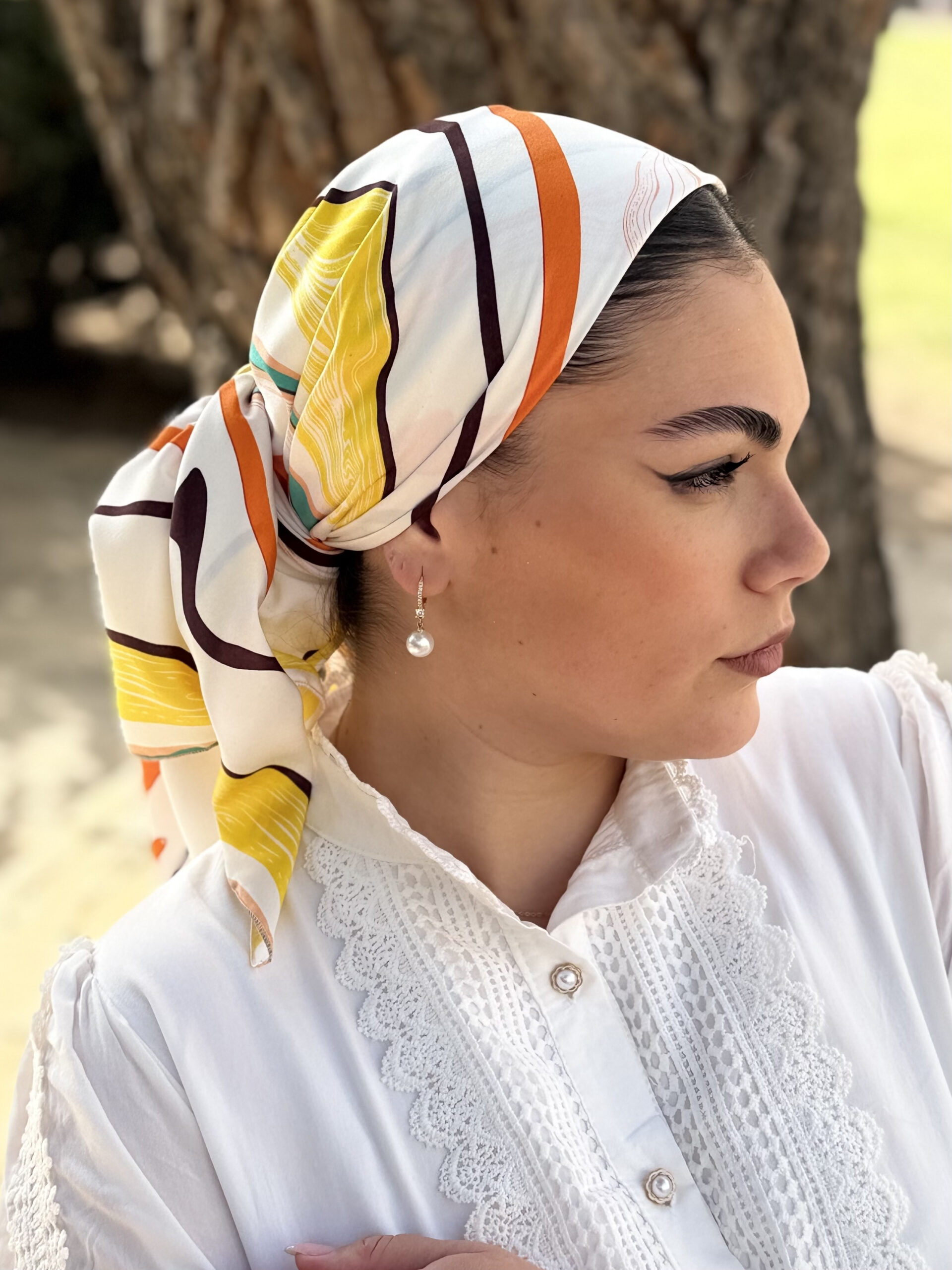 מטפחת משולש לבנה עם פסים צבעונים