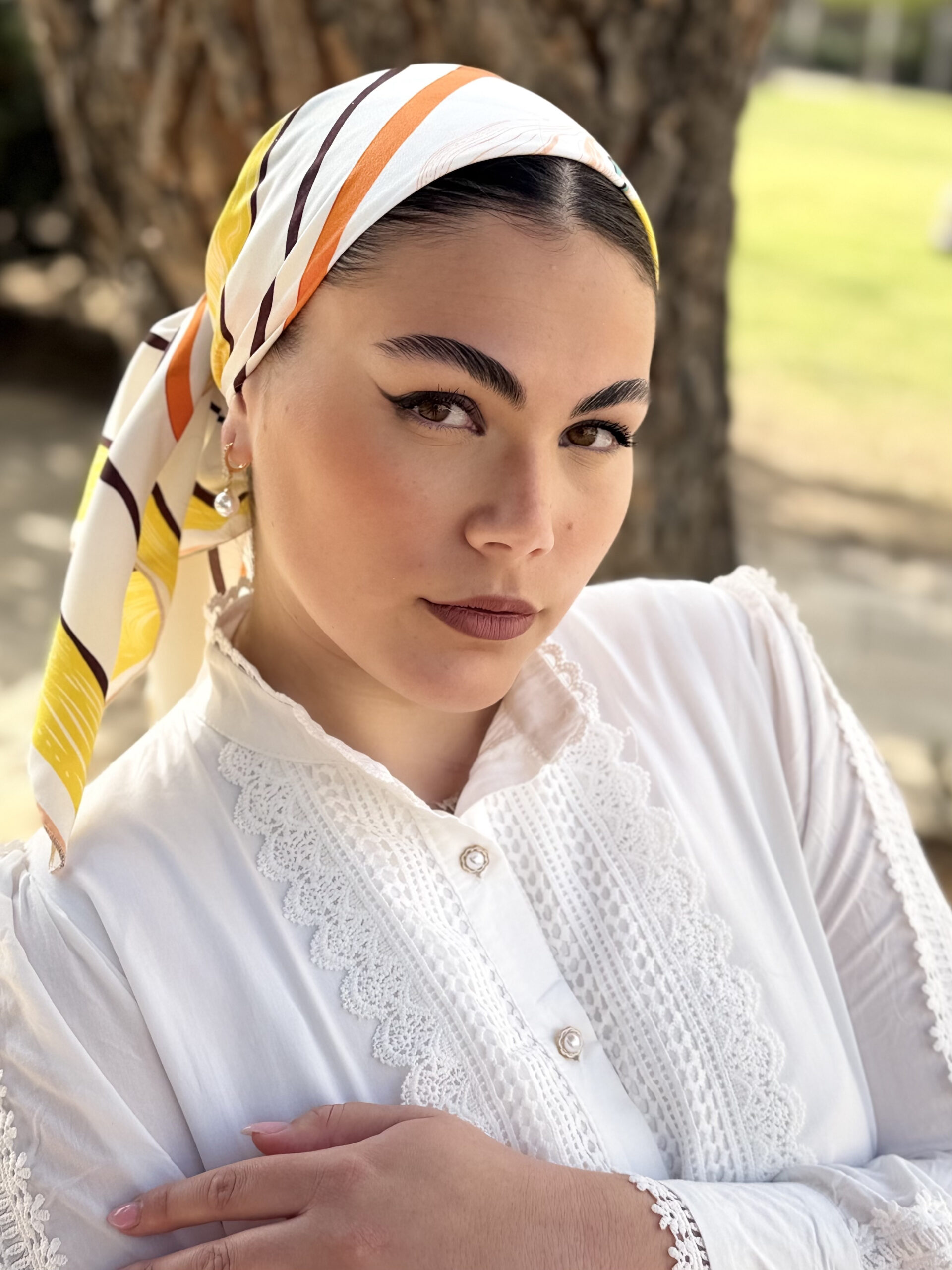 מטפחת משולש לבנה עם פסים צבעונים – תמונה 3